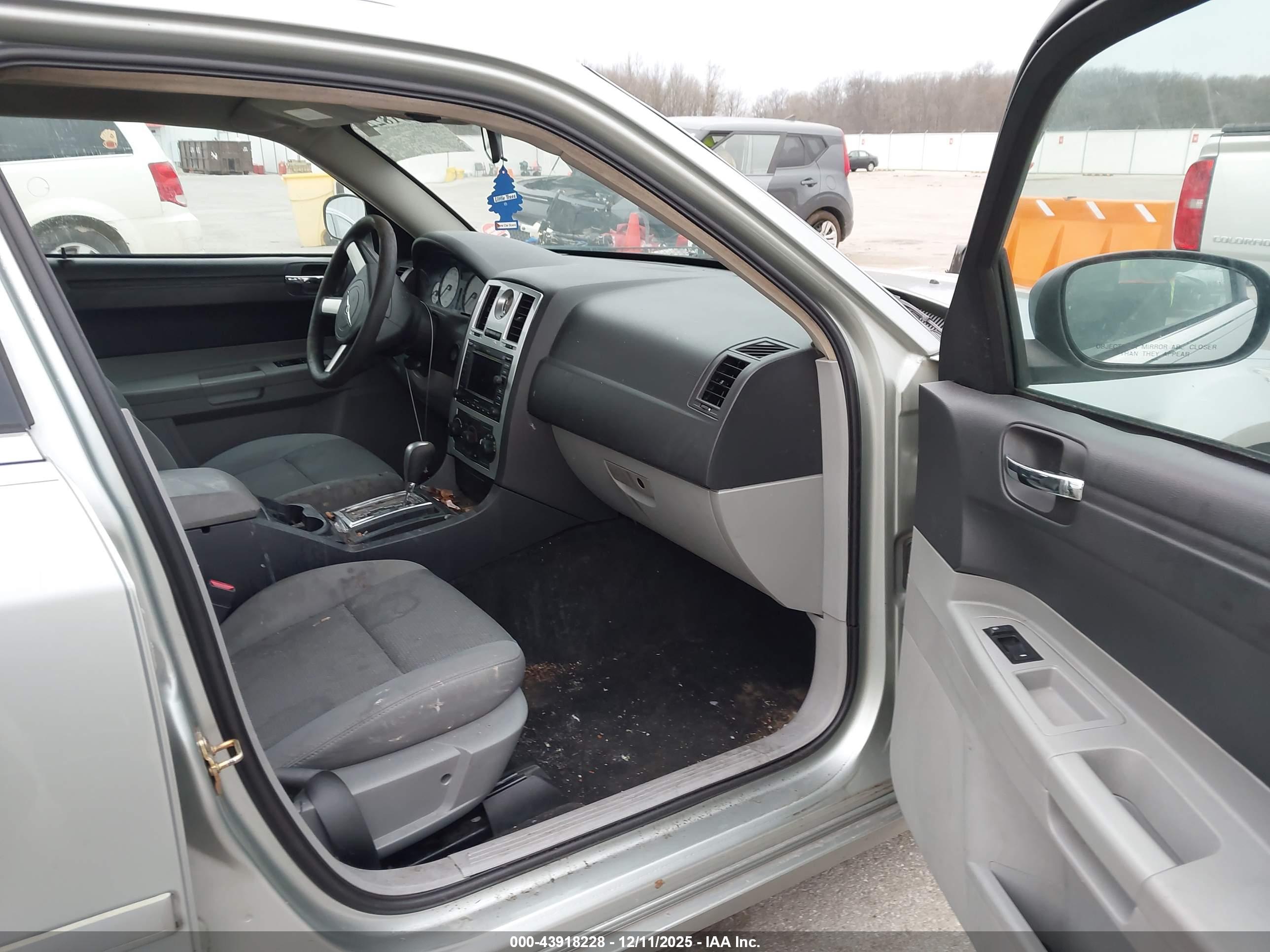 CHRYSLER 300 image 5
