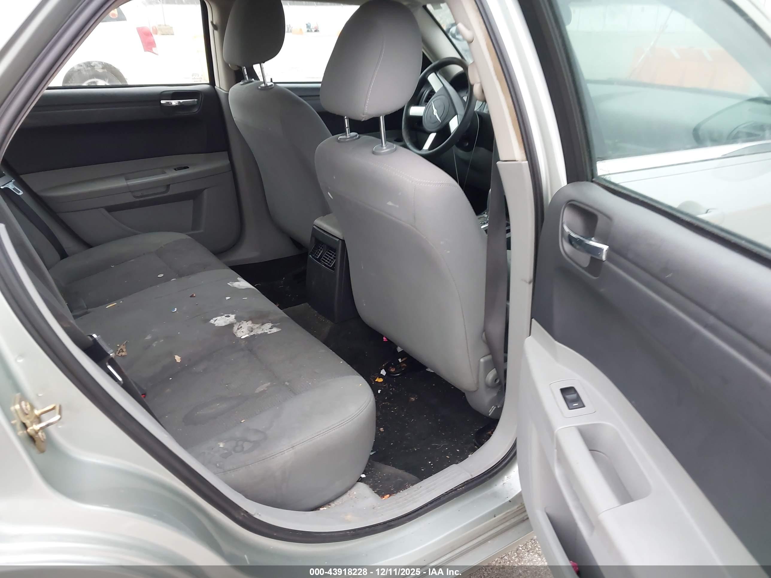 CHRYSLER 300 image 8