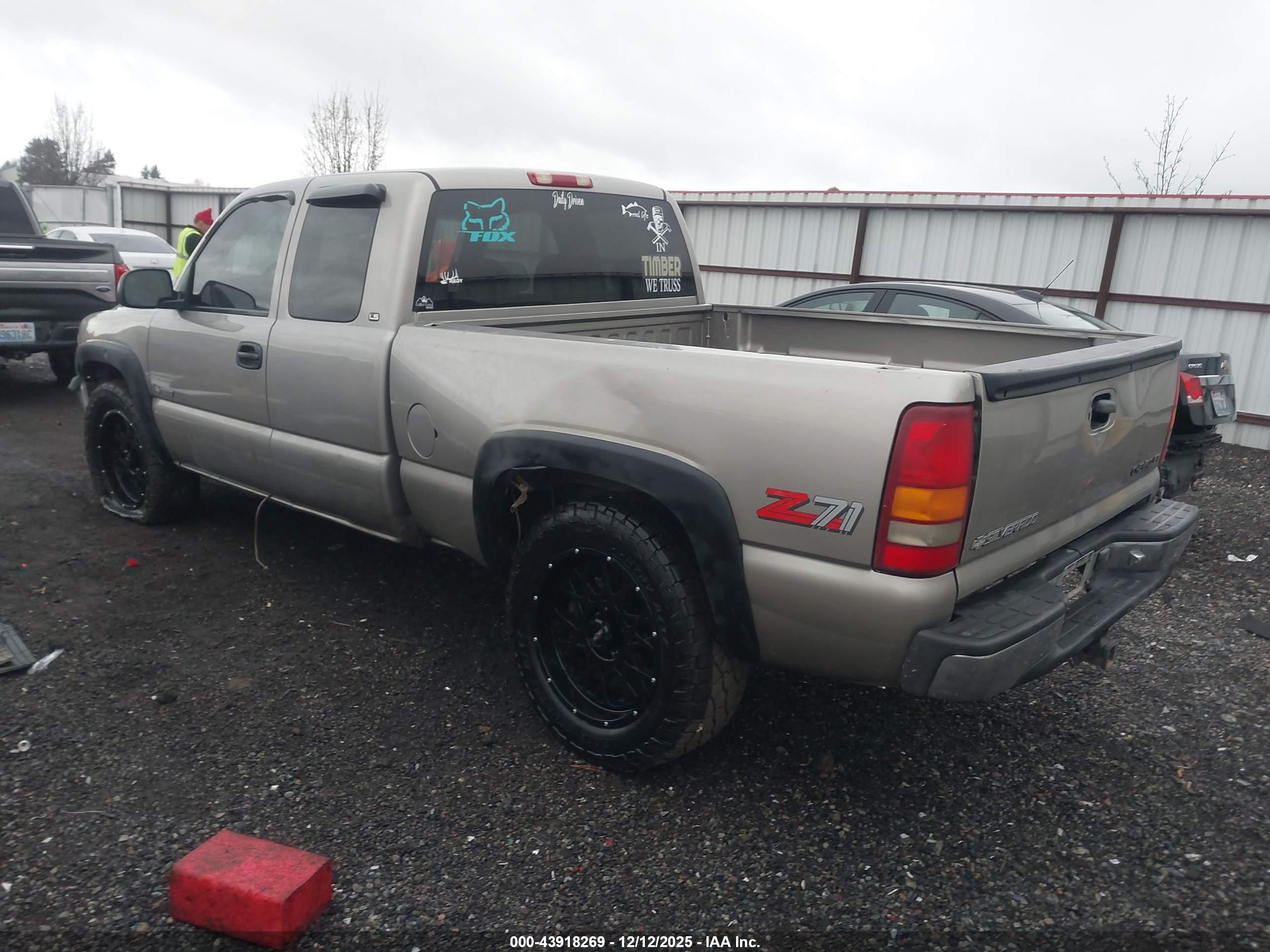 CHEVROLET SILVERADO image 3