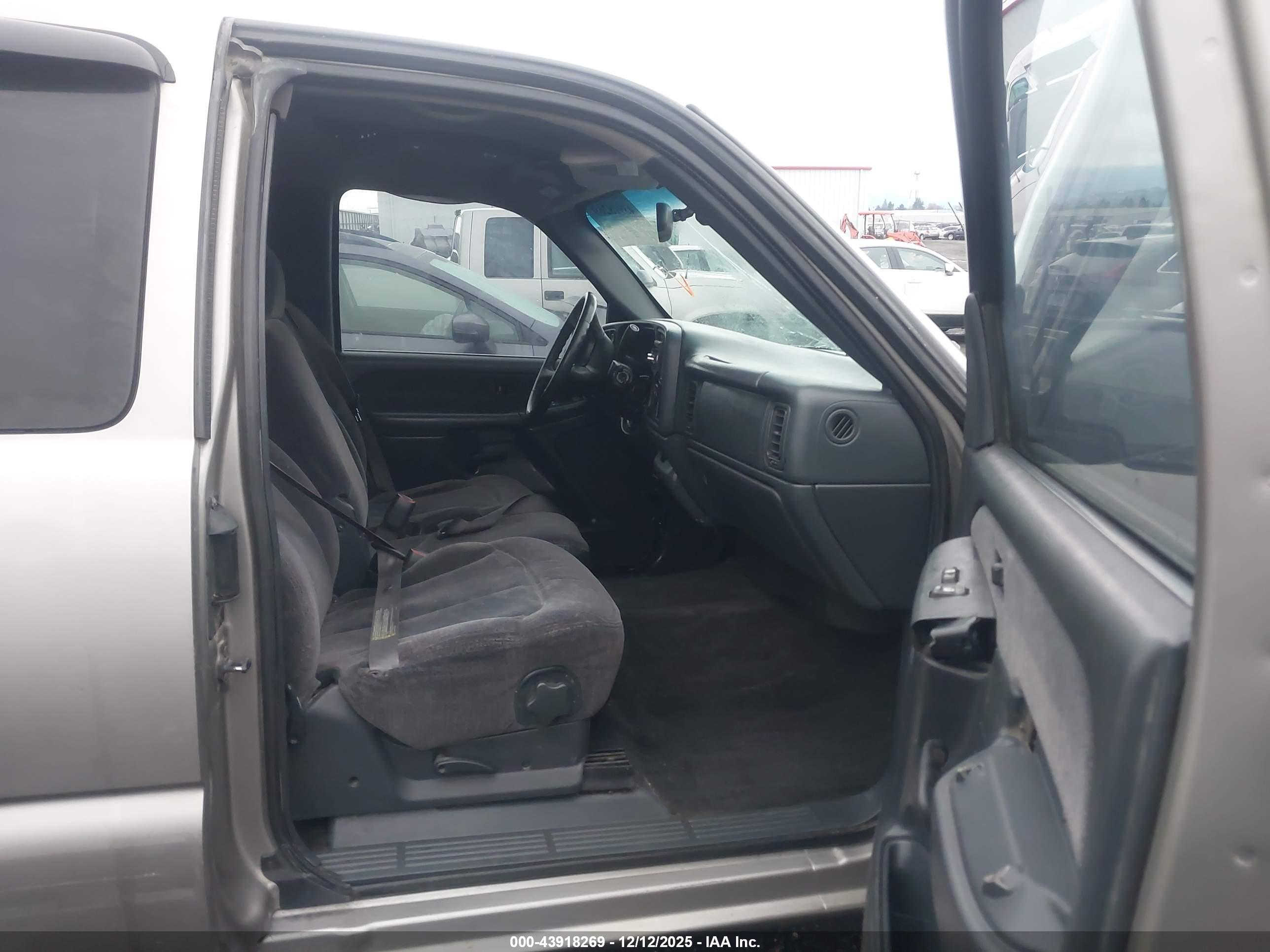 CHEVROLET SILVERADO image 5