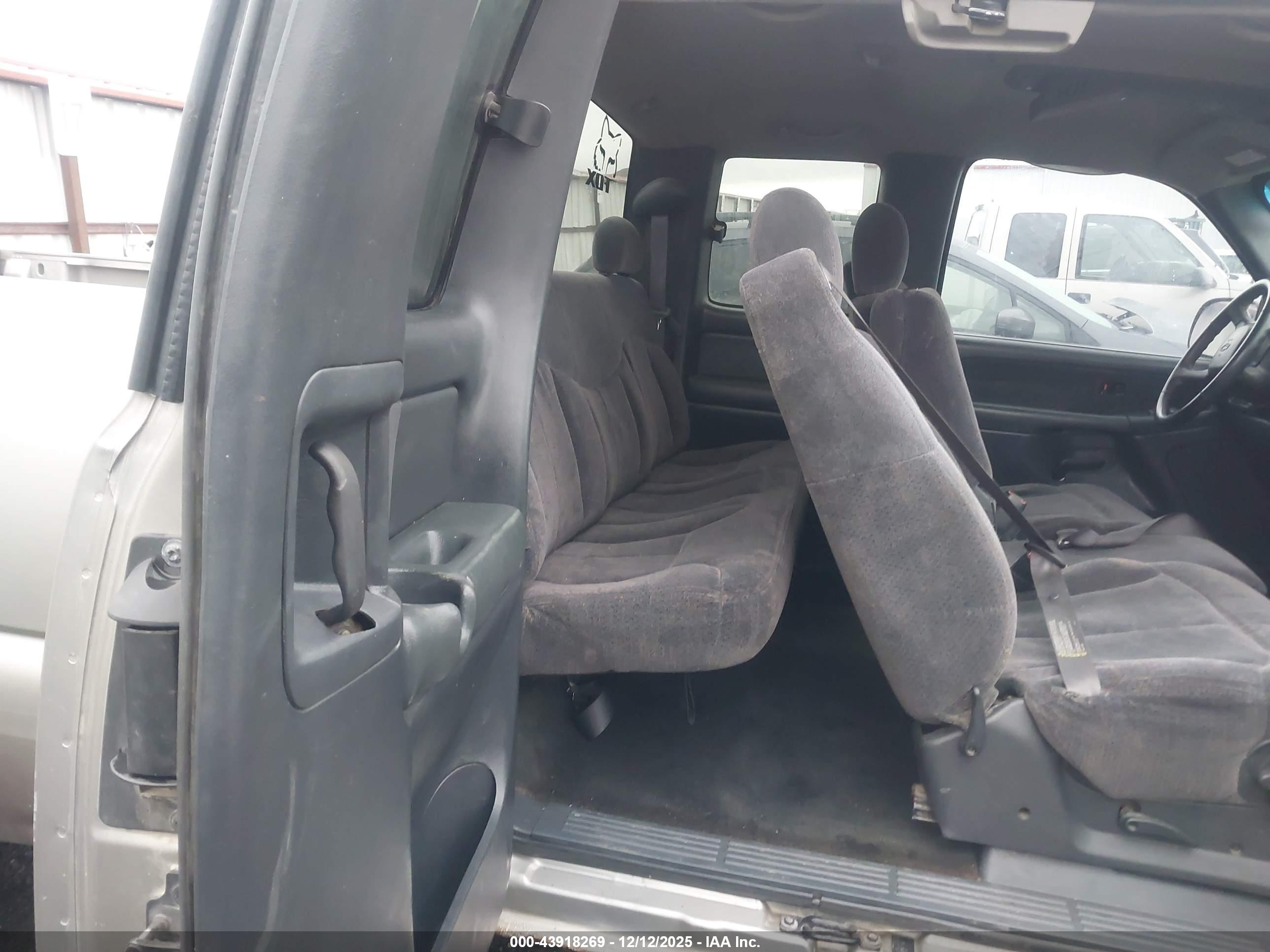 CHEVROLET SILVERADO image 8