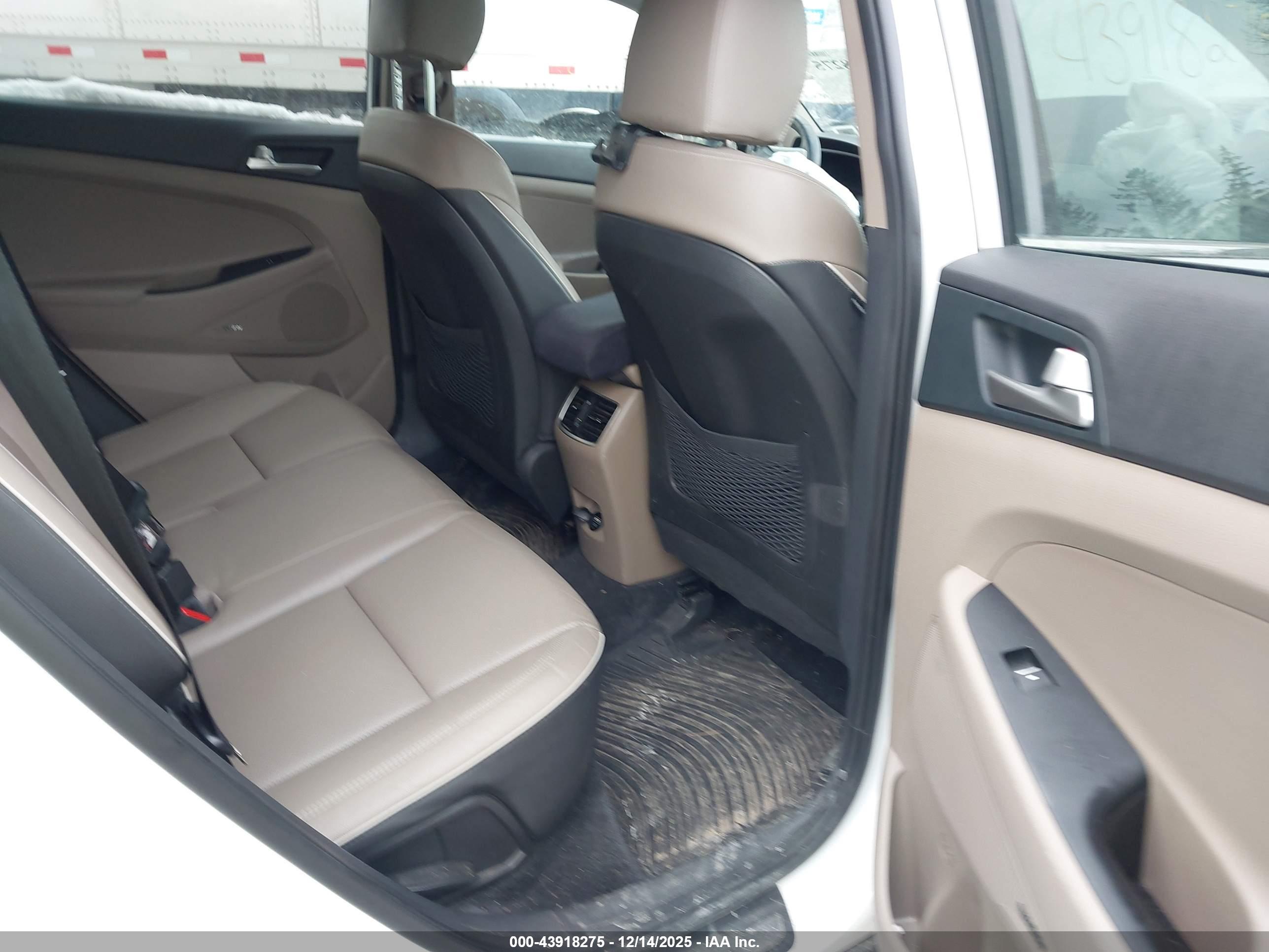HYUNDAI TUCSON image 8