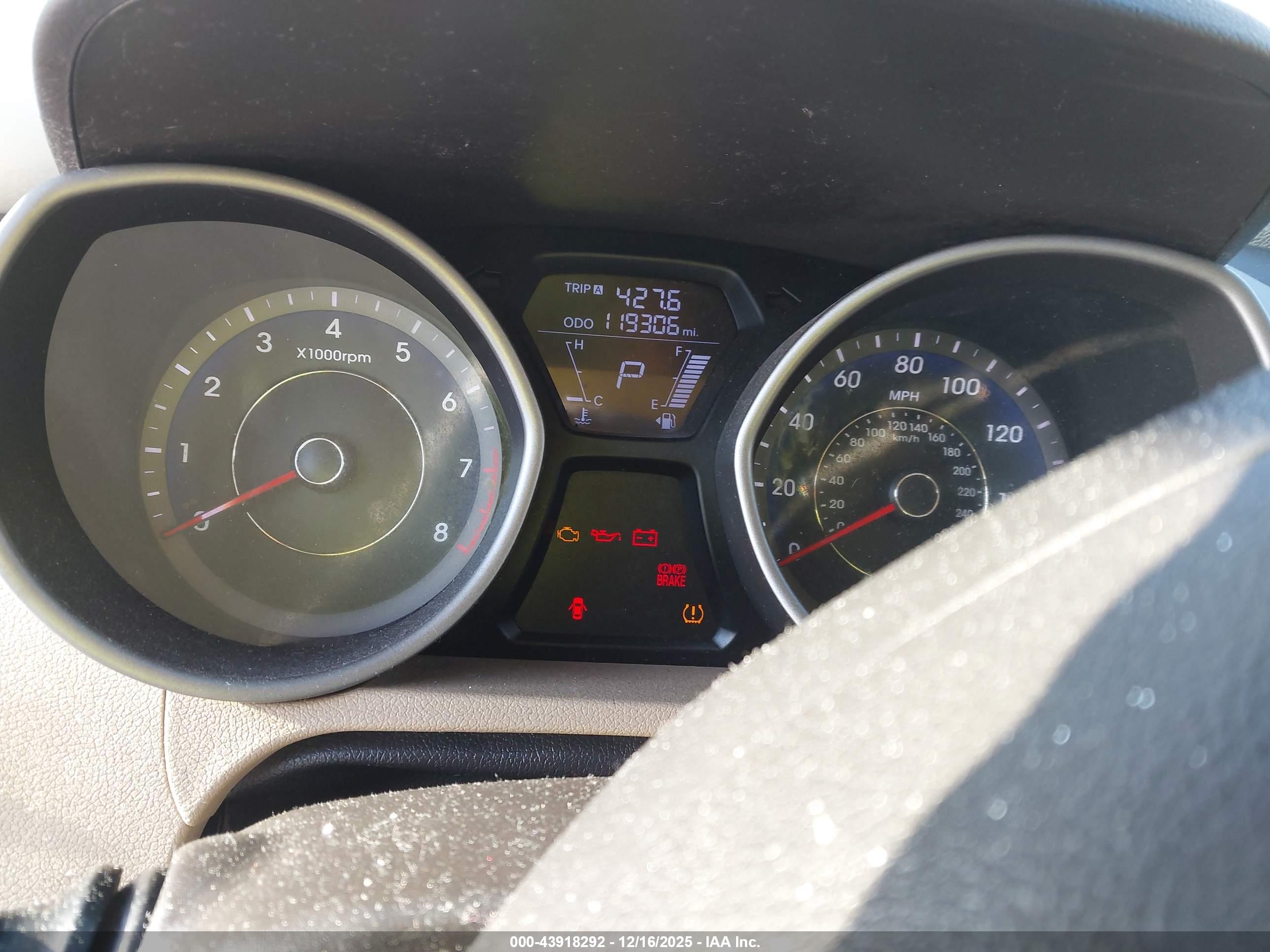 HYUNDAI ELANTRA image 7