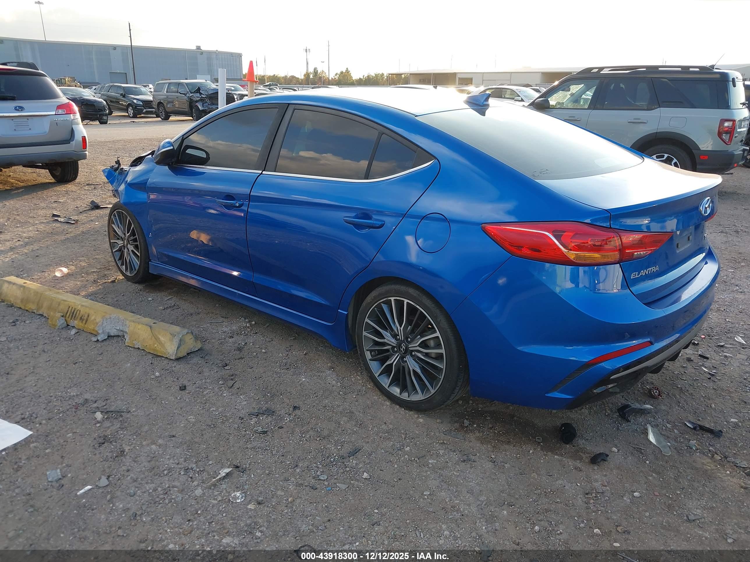 HYUNDAI ELANTRA image 3