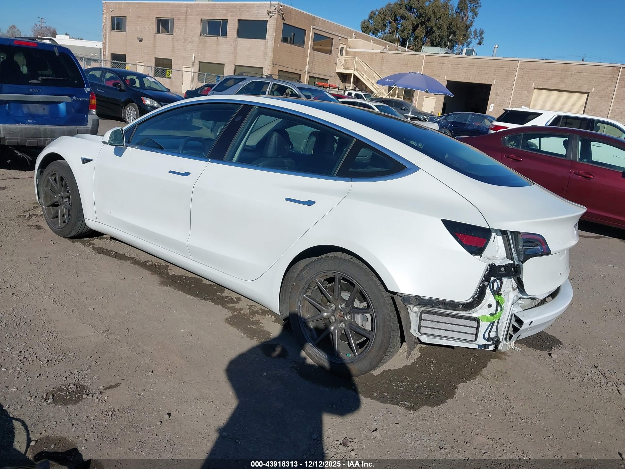 TESLA MODEL image 3