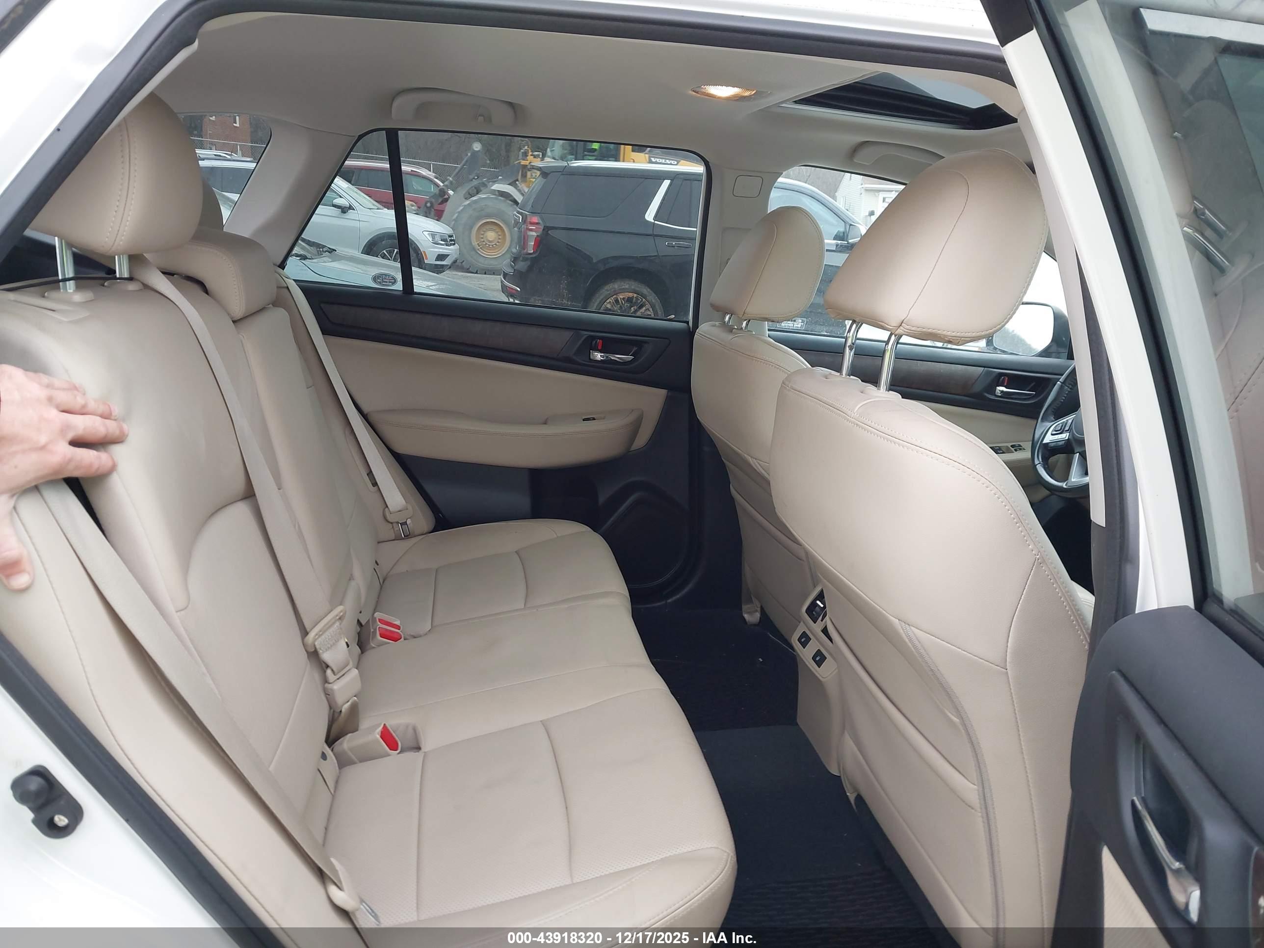 SUBARU OUTBACK image 8