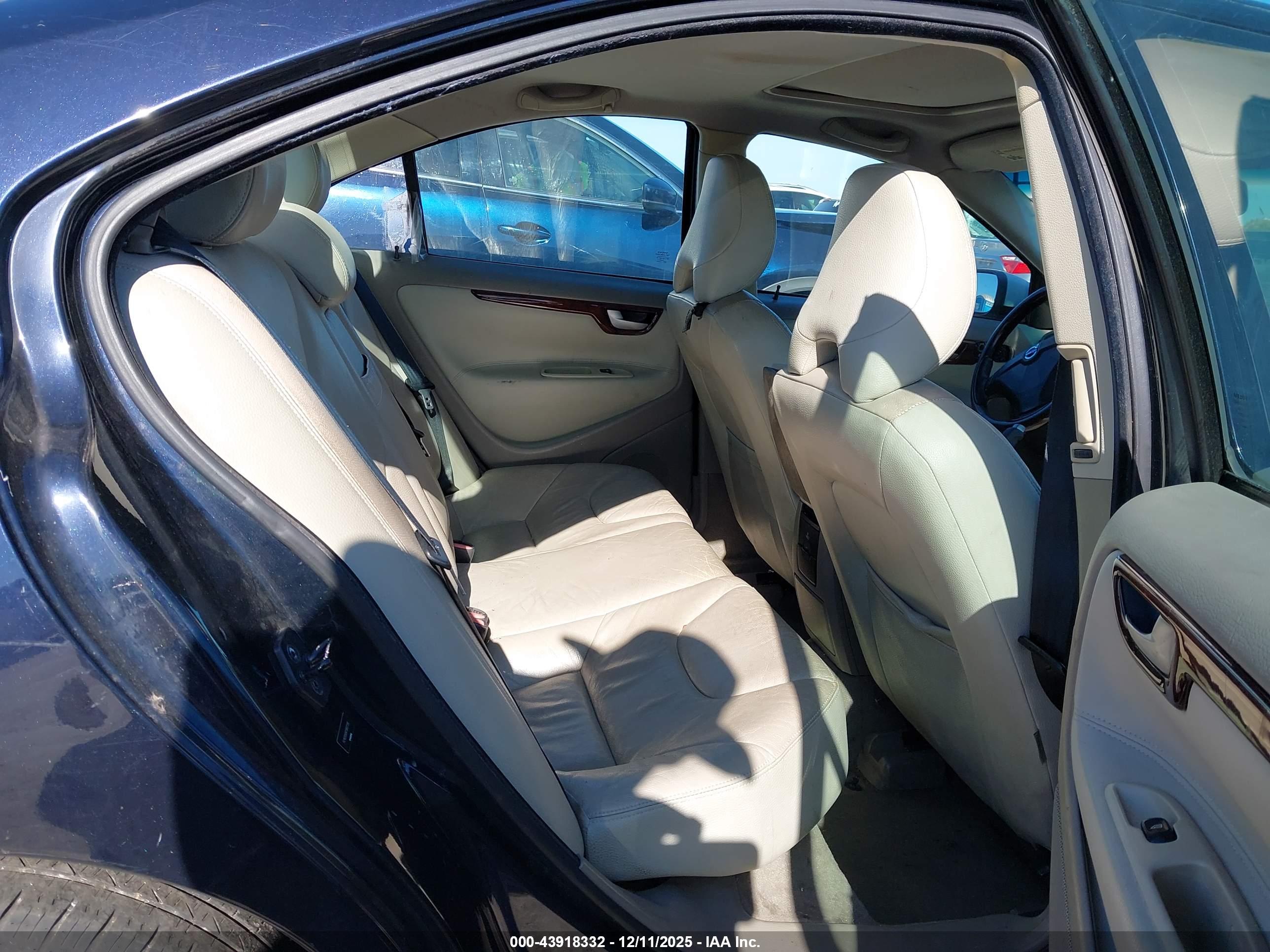 VOLVO S60 image 8