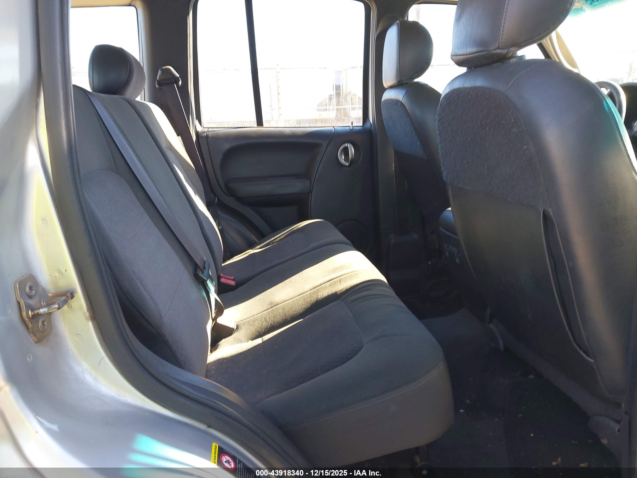 JEEP LIBERTY image 8