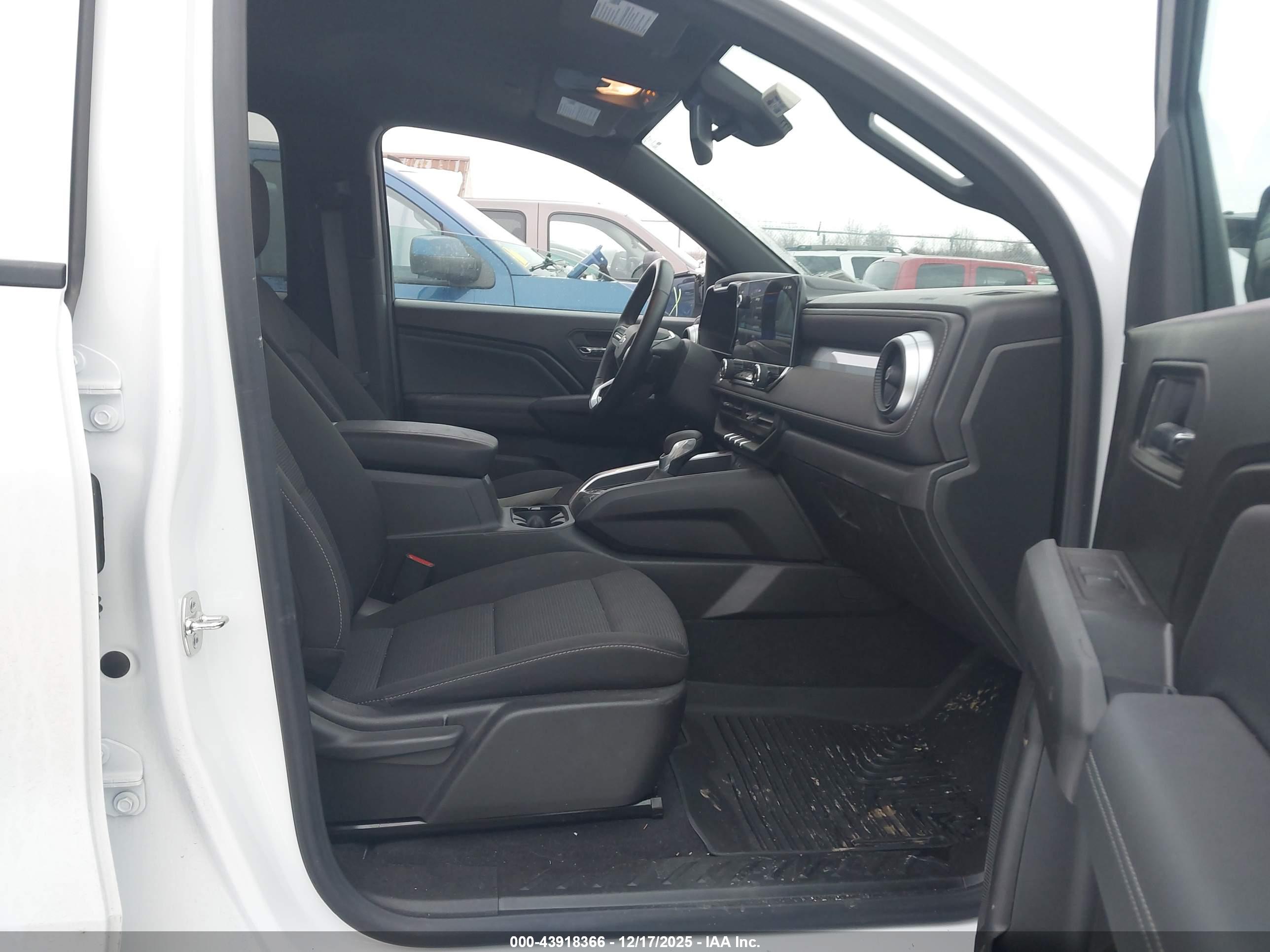CHEVROLET COLORADO image 5
