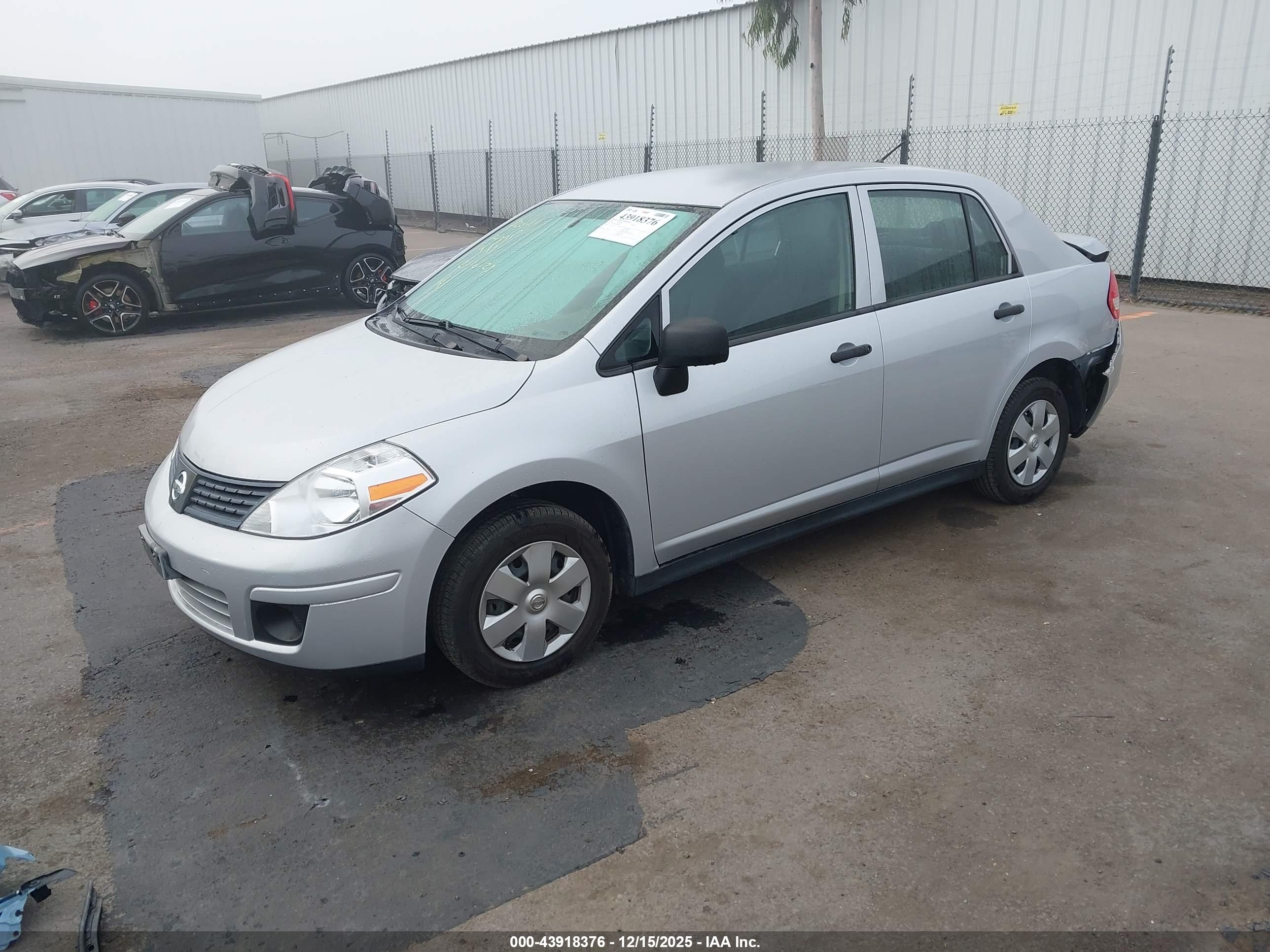 NISSAN VERSA image 2