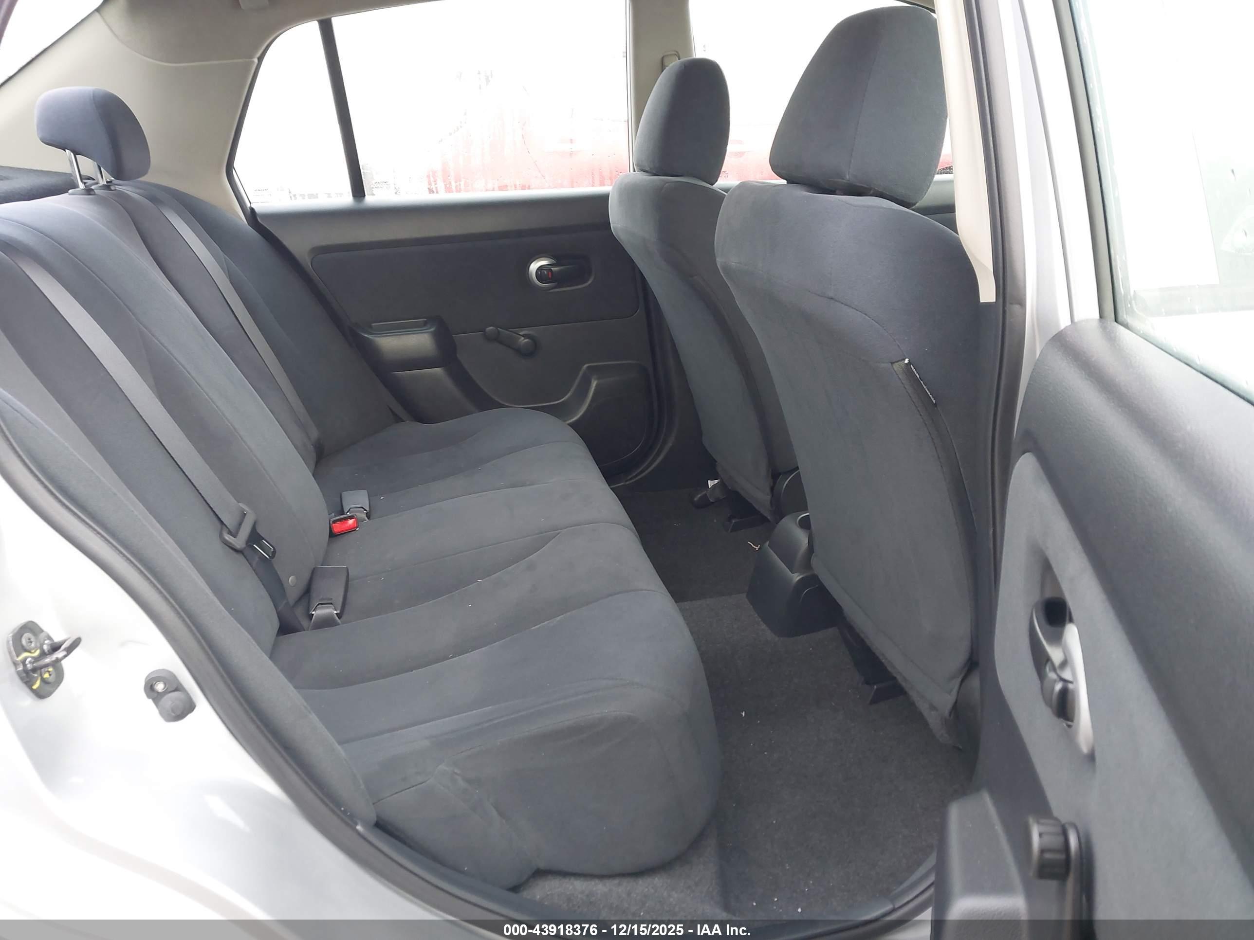 NISSAN VERSA image 8
