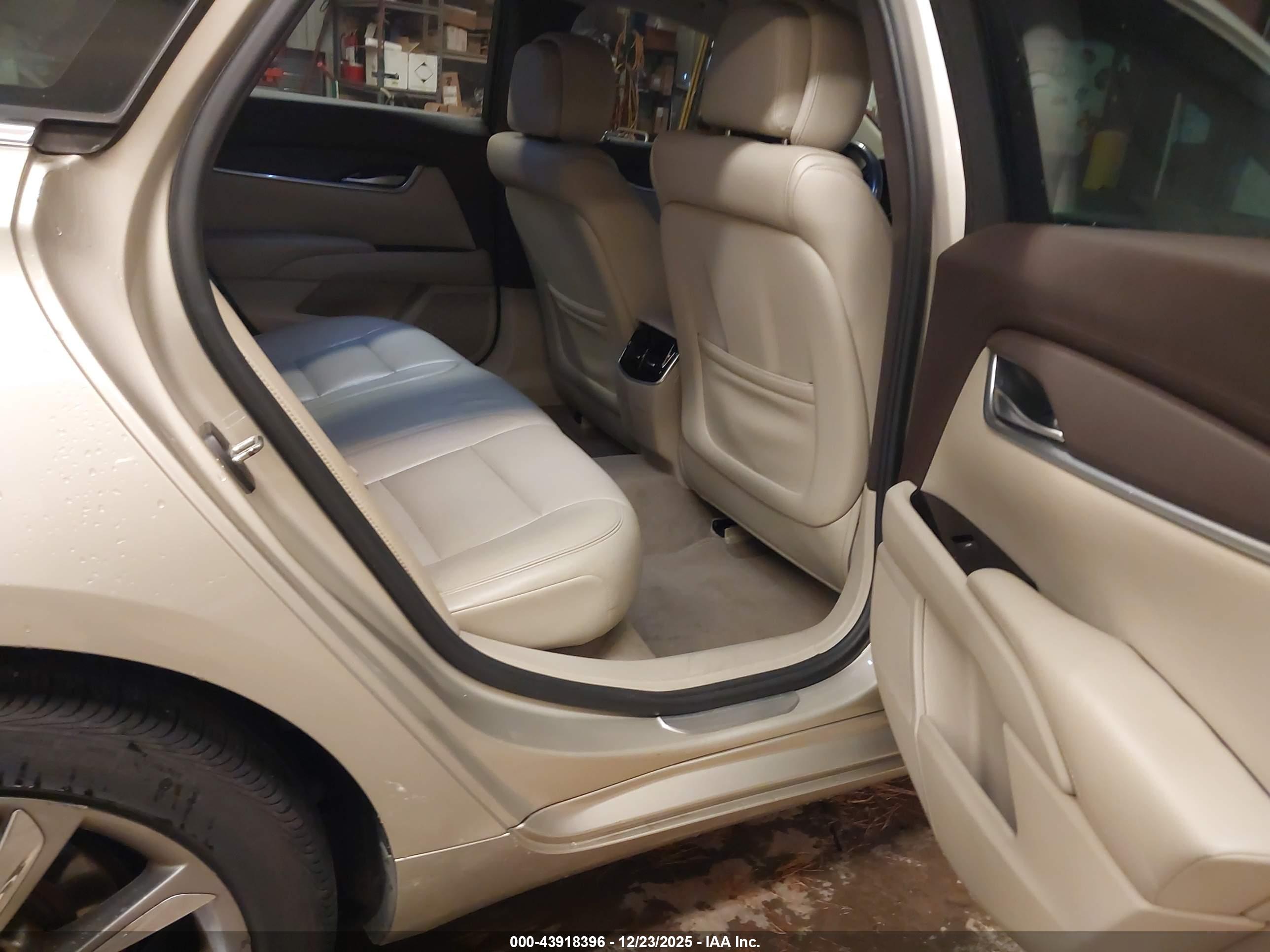 CADILLAC XTS image 8