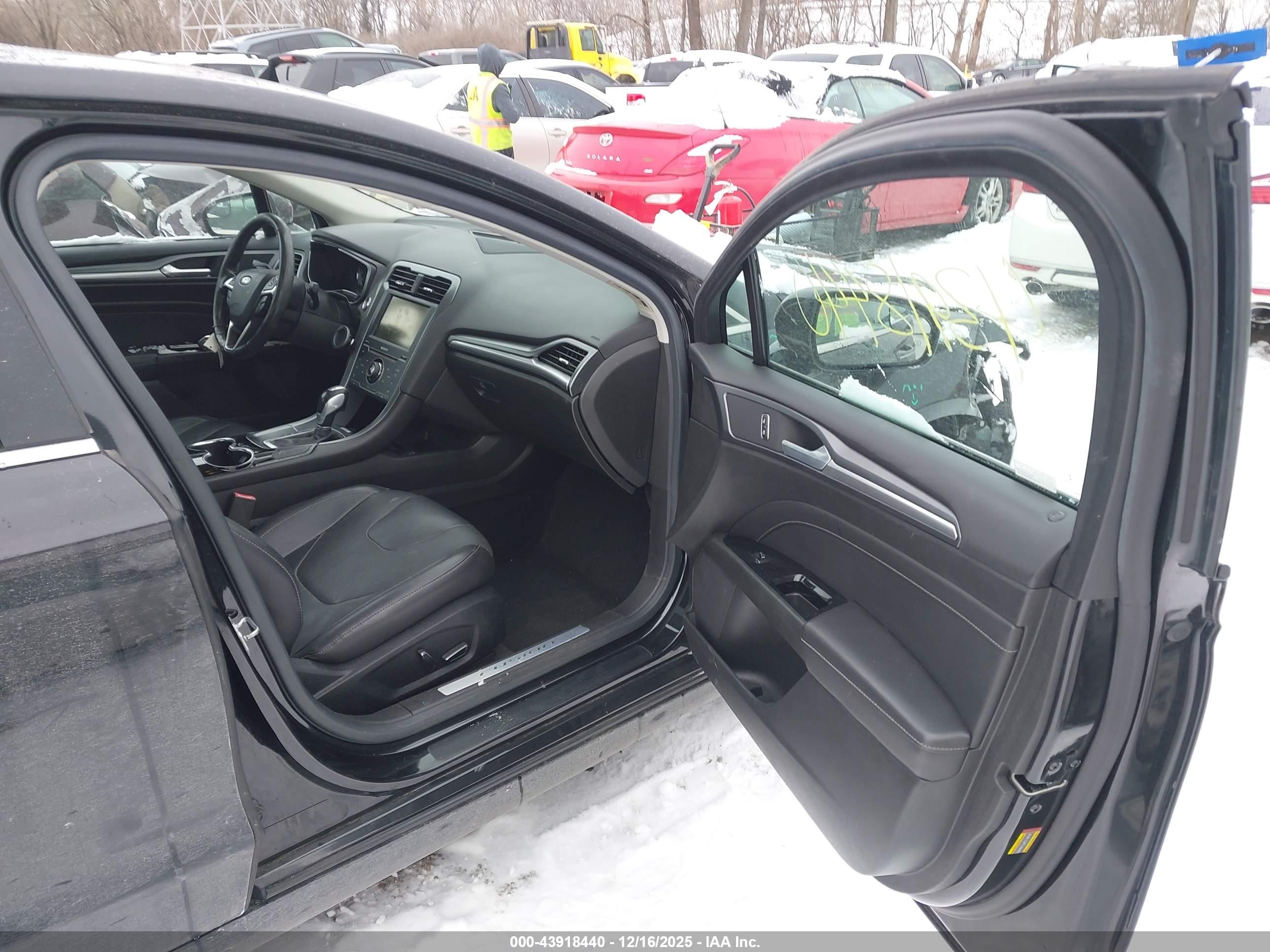 FORD FUSION image 5
