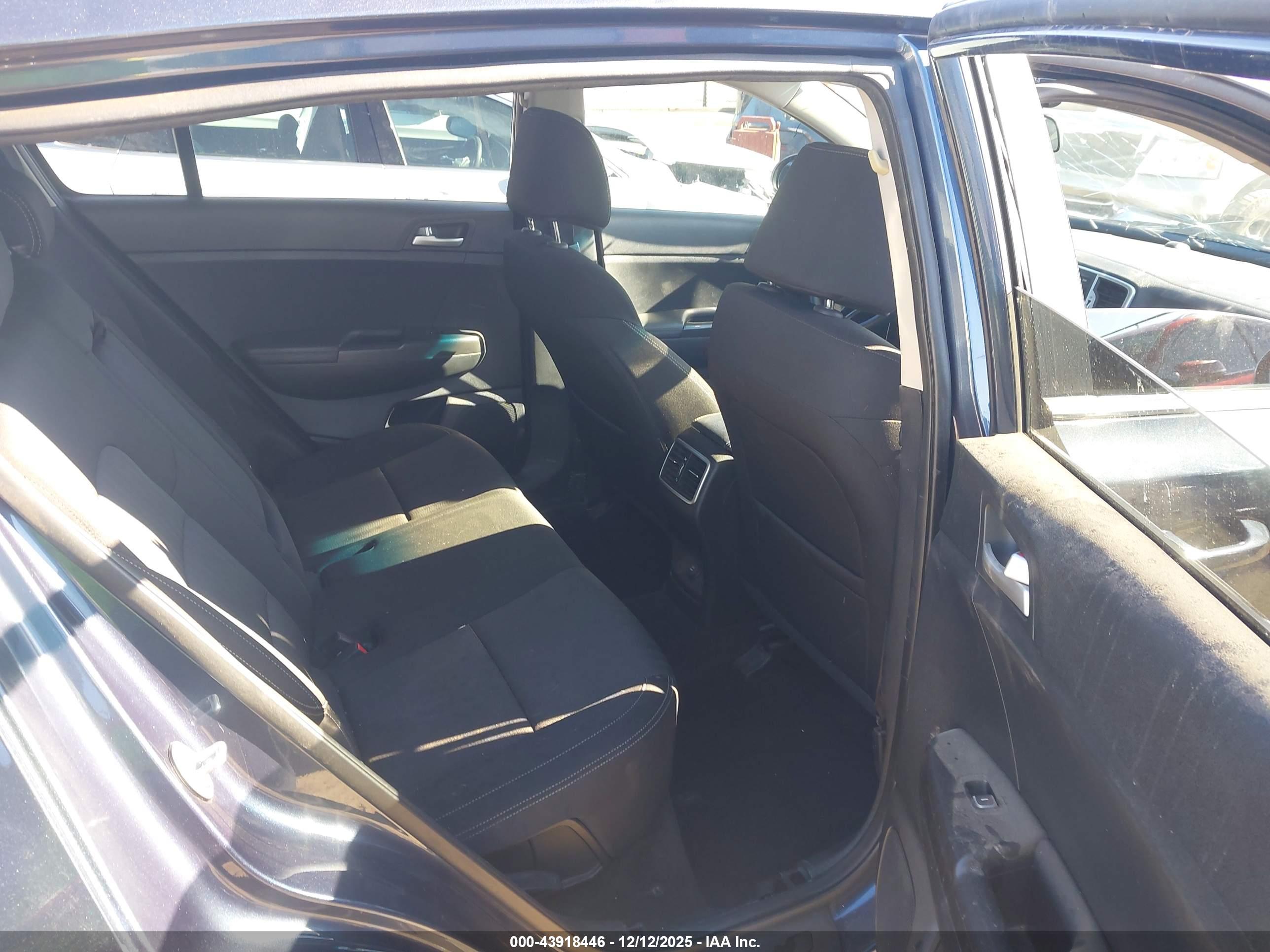 KIA SPORTAGE image 8