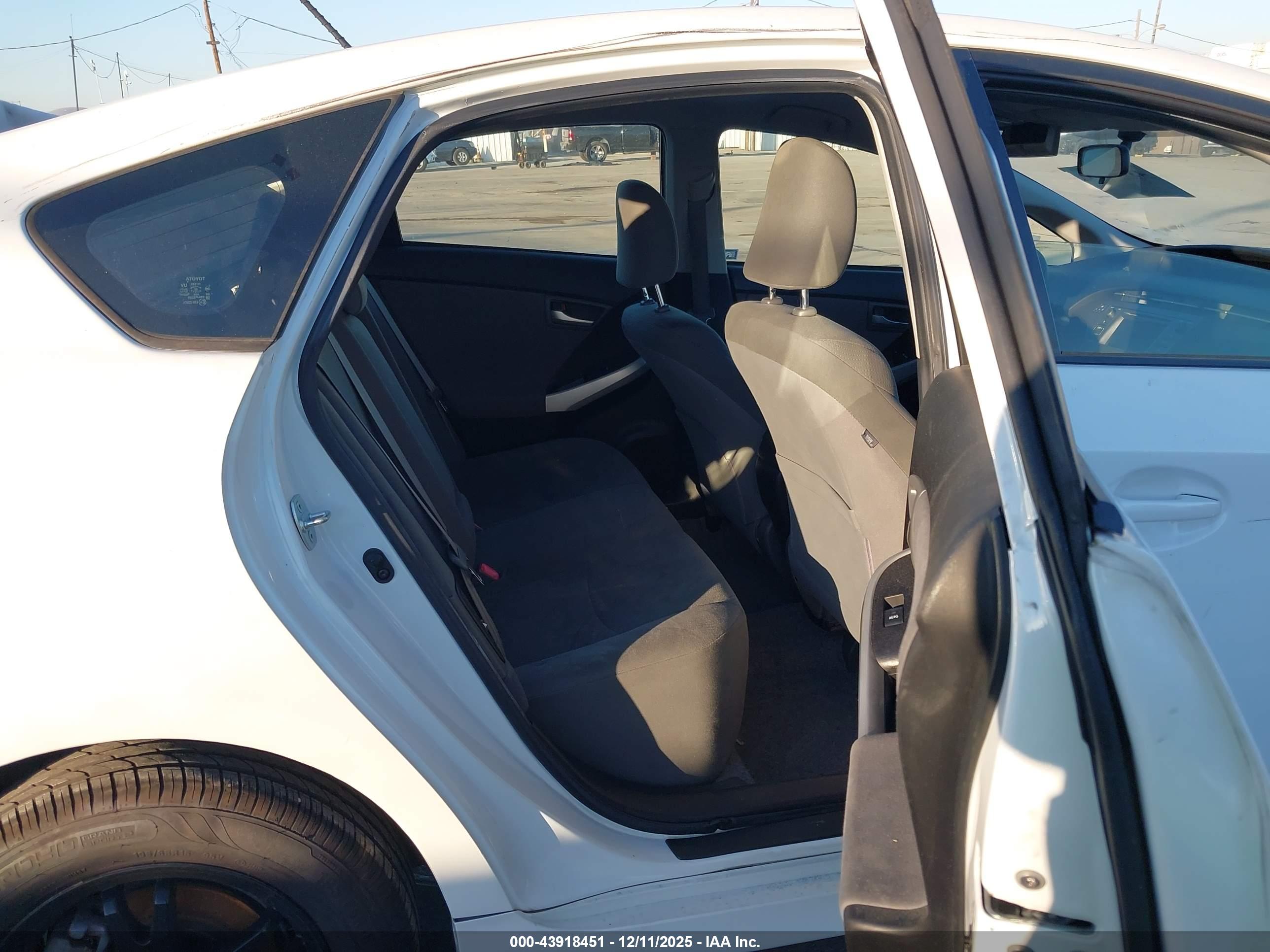 TOYOTA PRIUS image 8