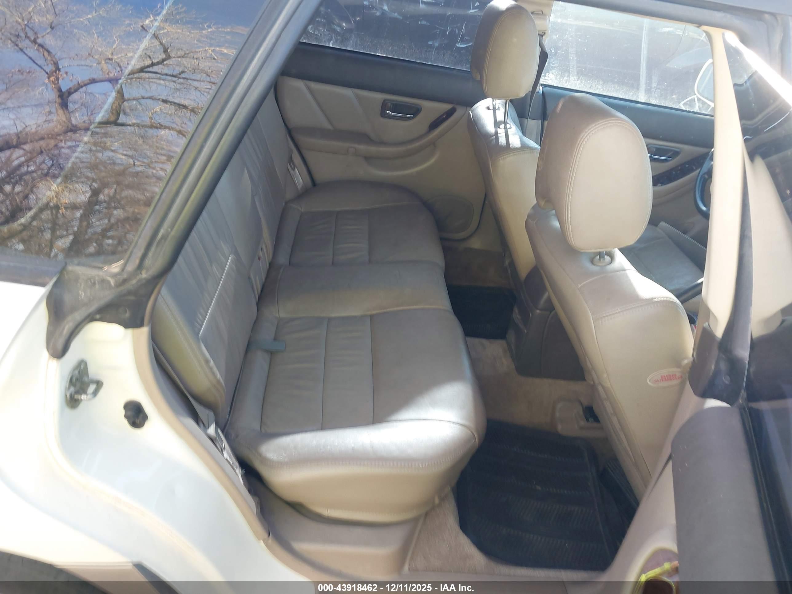 SUBARU OUTBACK image 8