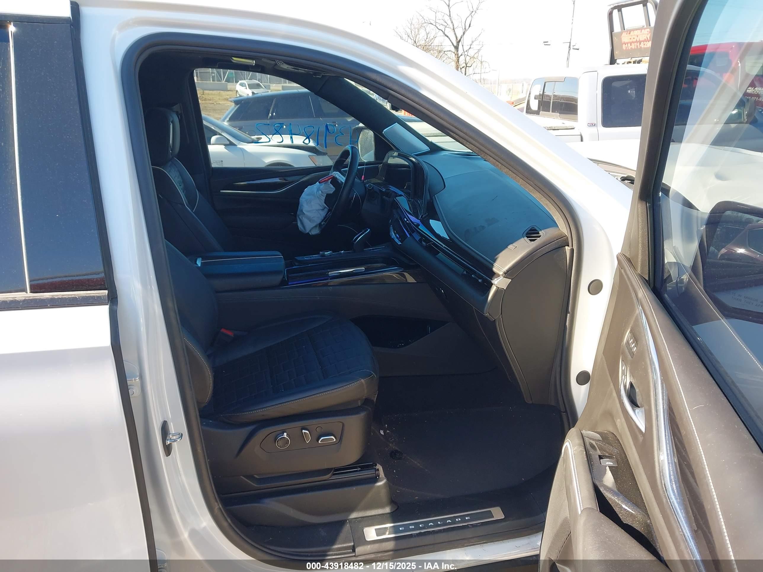 CADILLAC ESCALADE image 5