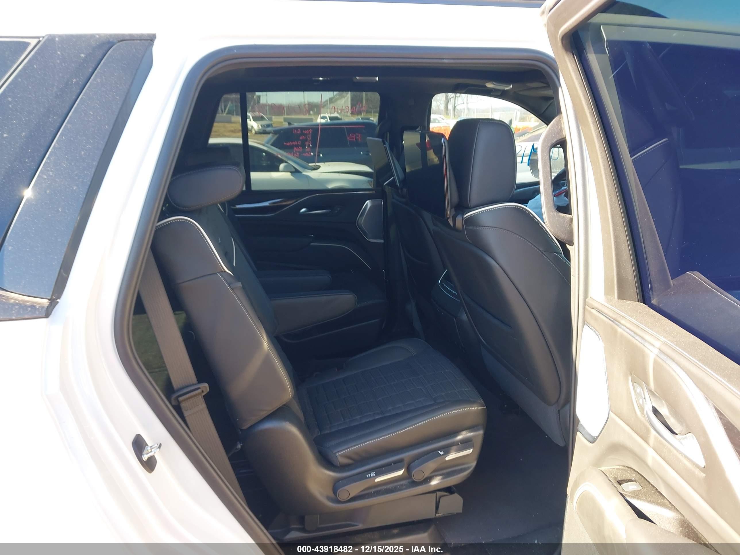 CADILLAC ESCALADE image 8