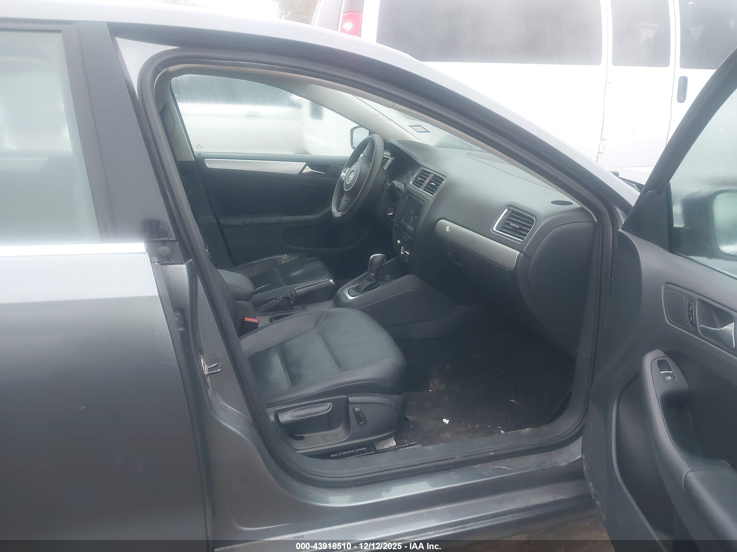 VOLKSWAGEN JETTA image 5
