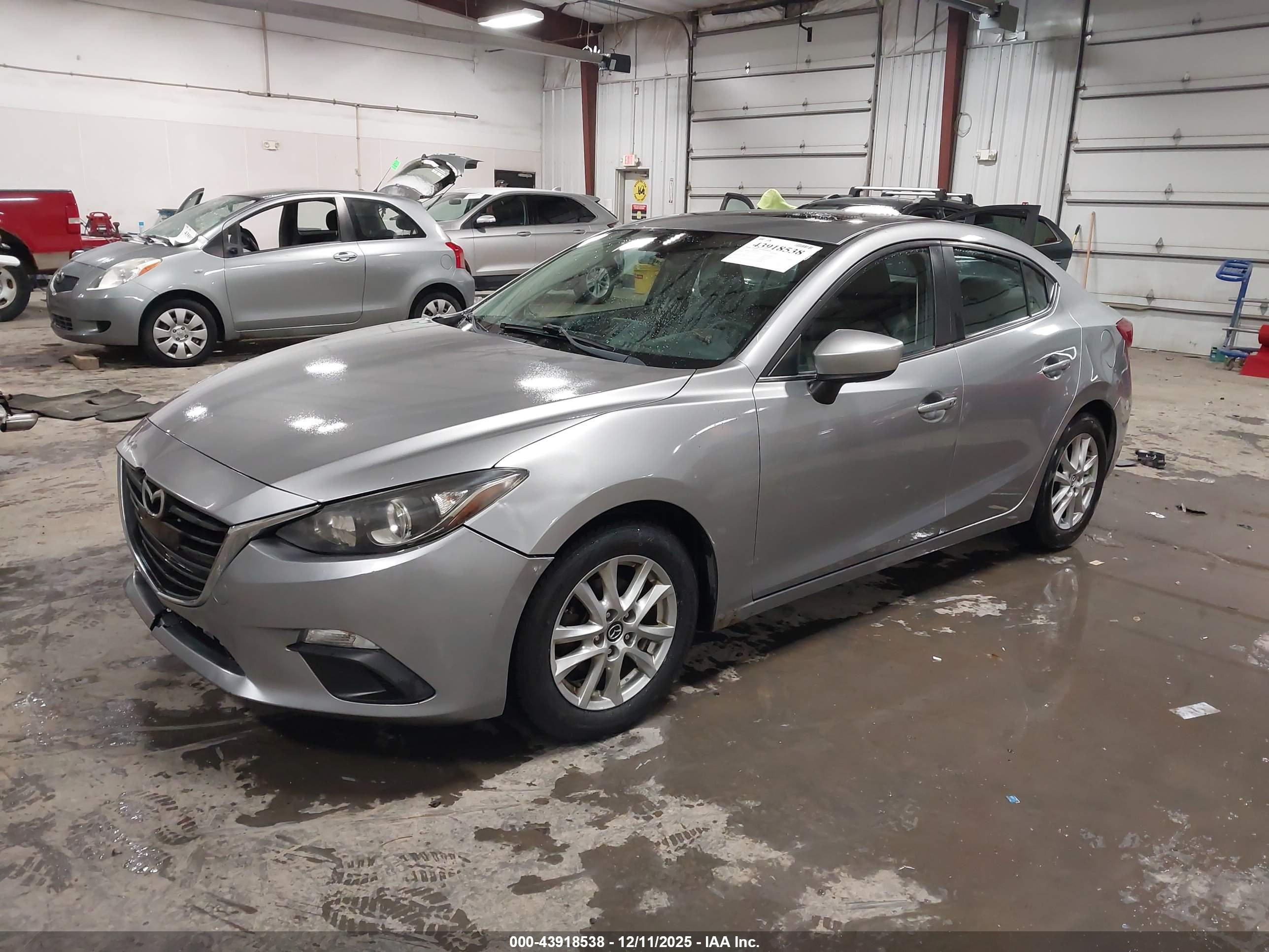 MAZDA MAZDA3 image 2