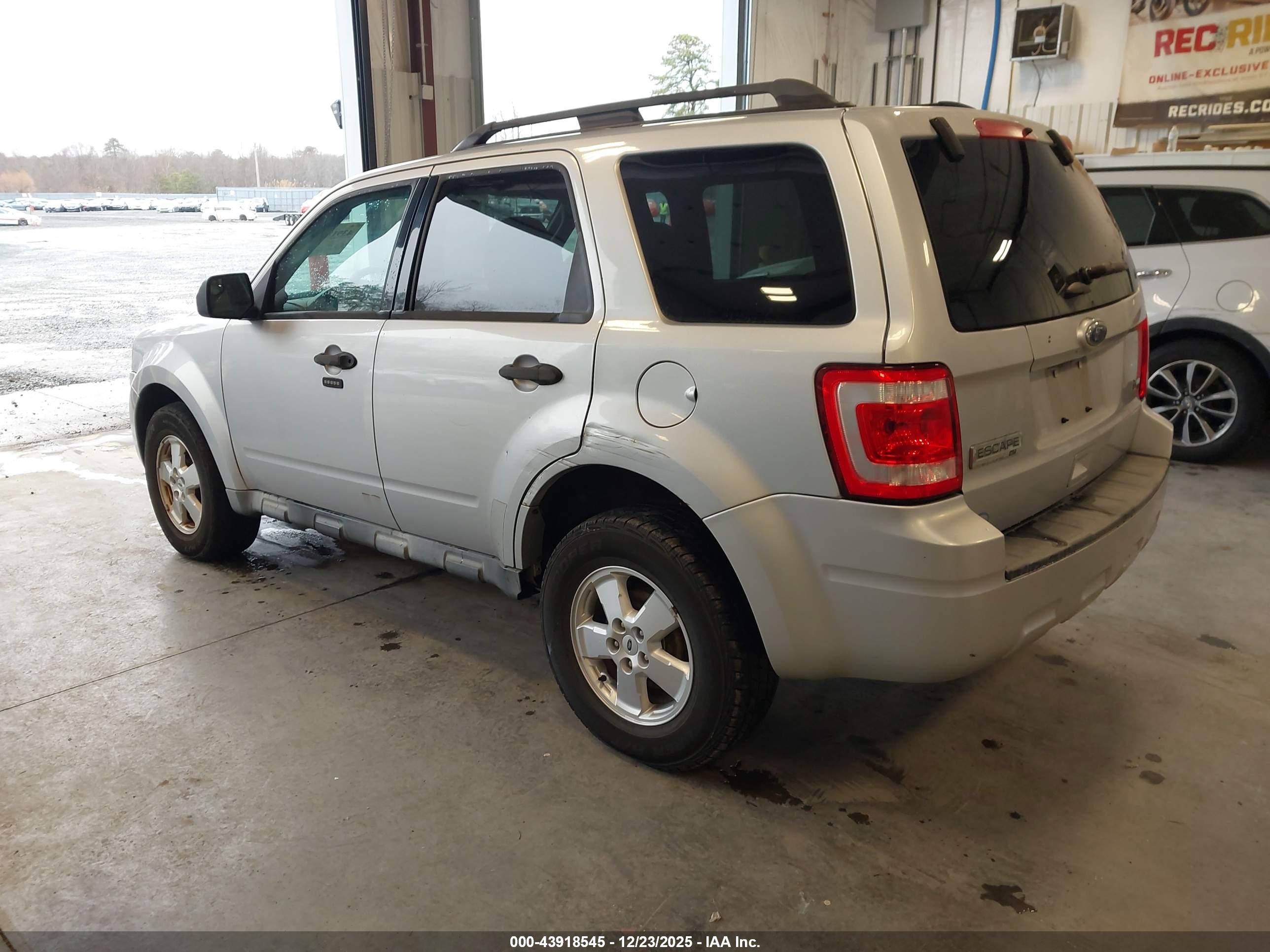 FORD ESCAPE image 3