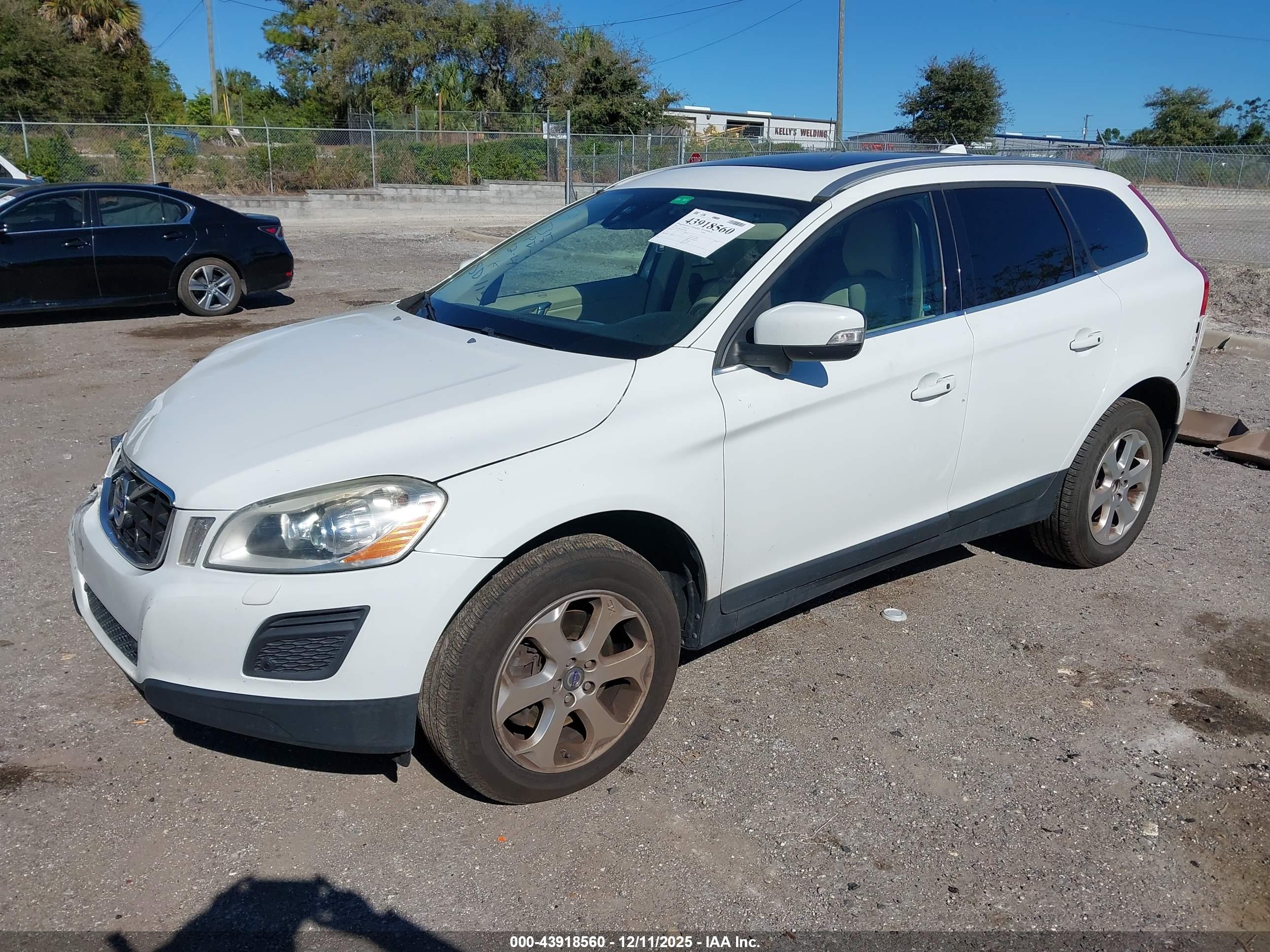 VOLVO XC60 image 2
