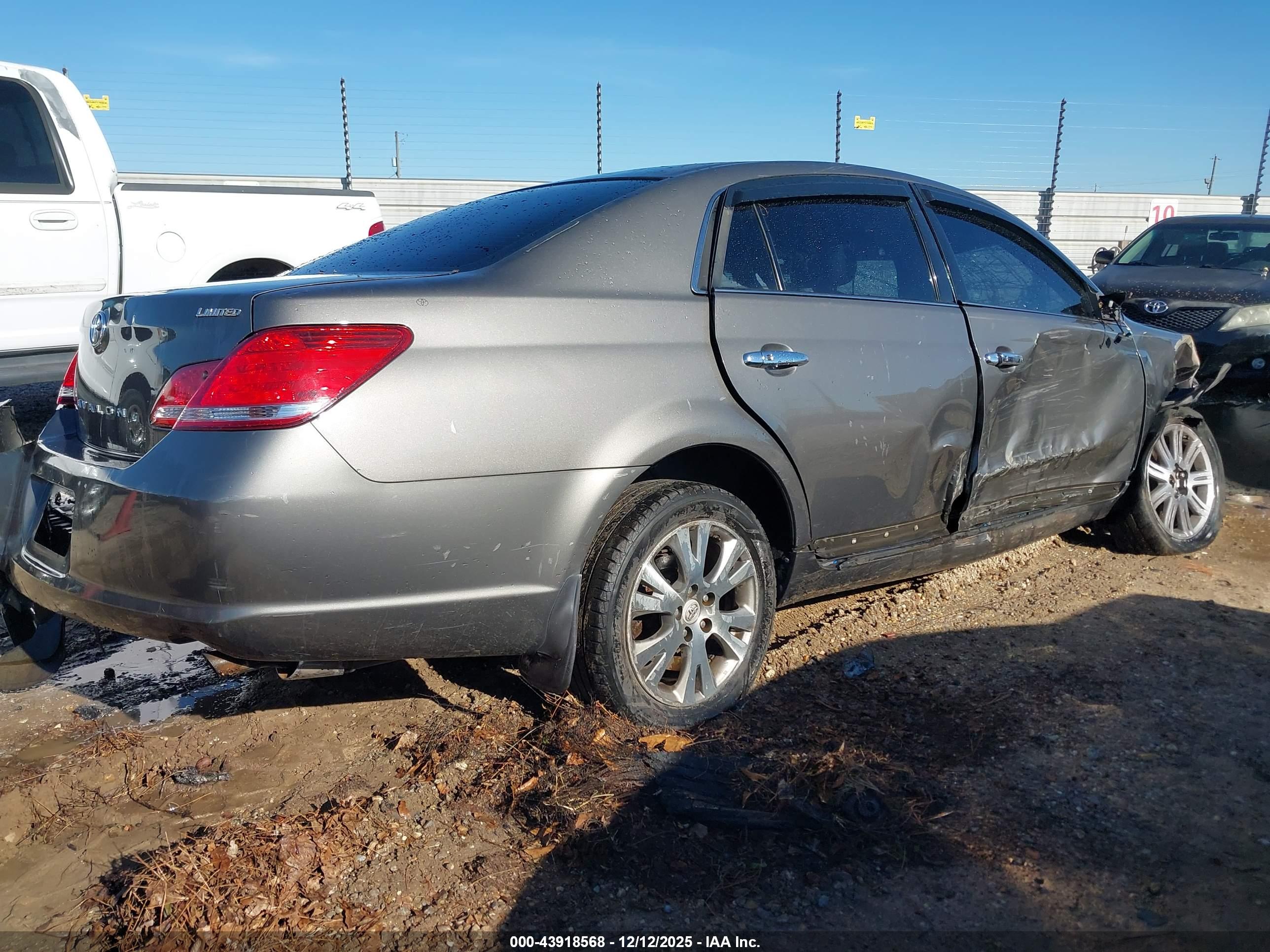 TOYOTA AVALON image 4