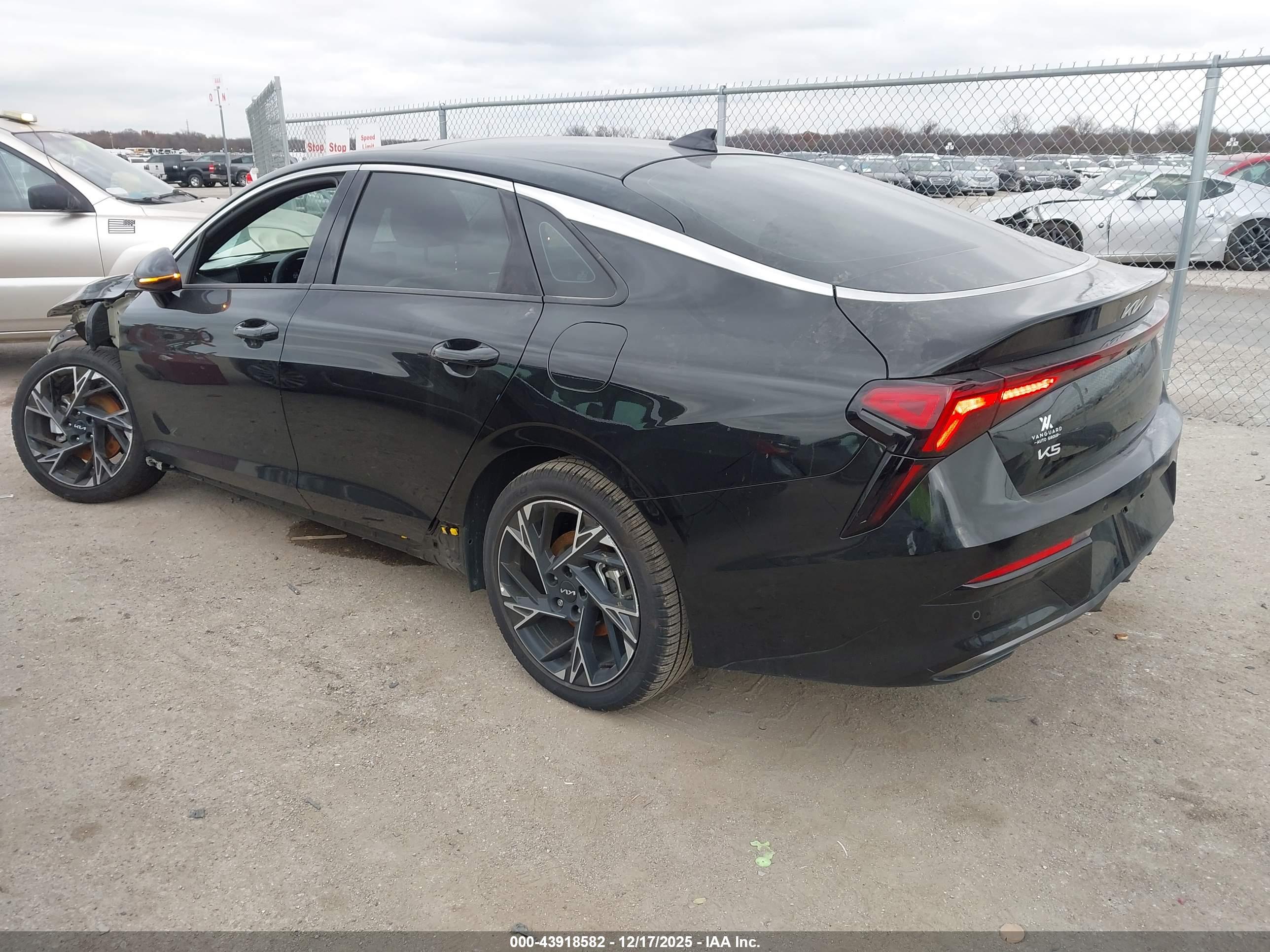 KIA K5 image 3