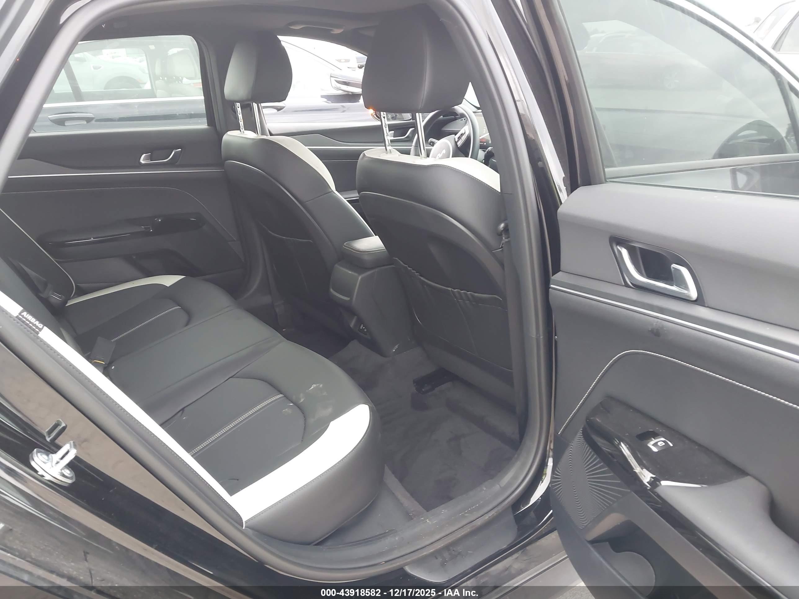 KIA K5 image 8