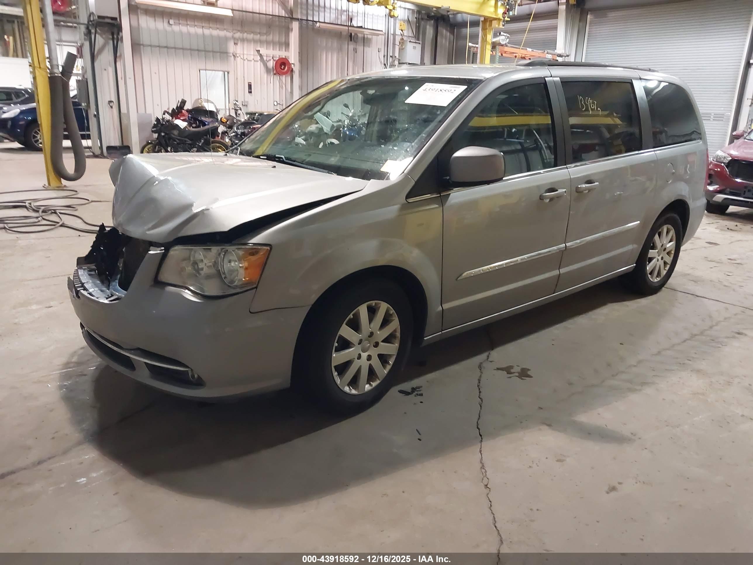 CHRYSLER TOWN image 2