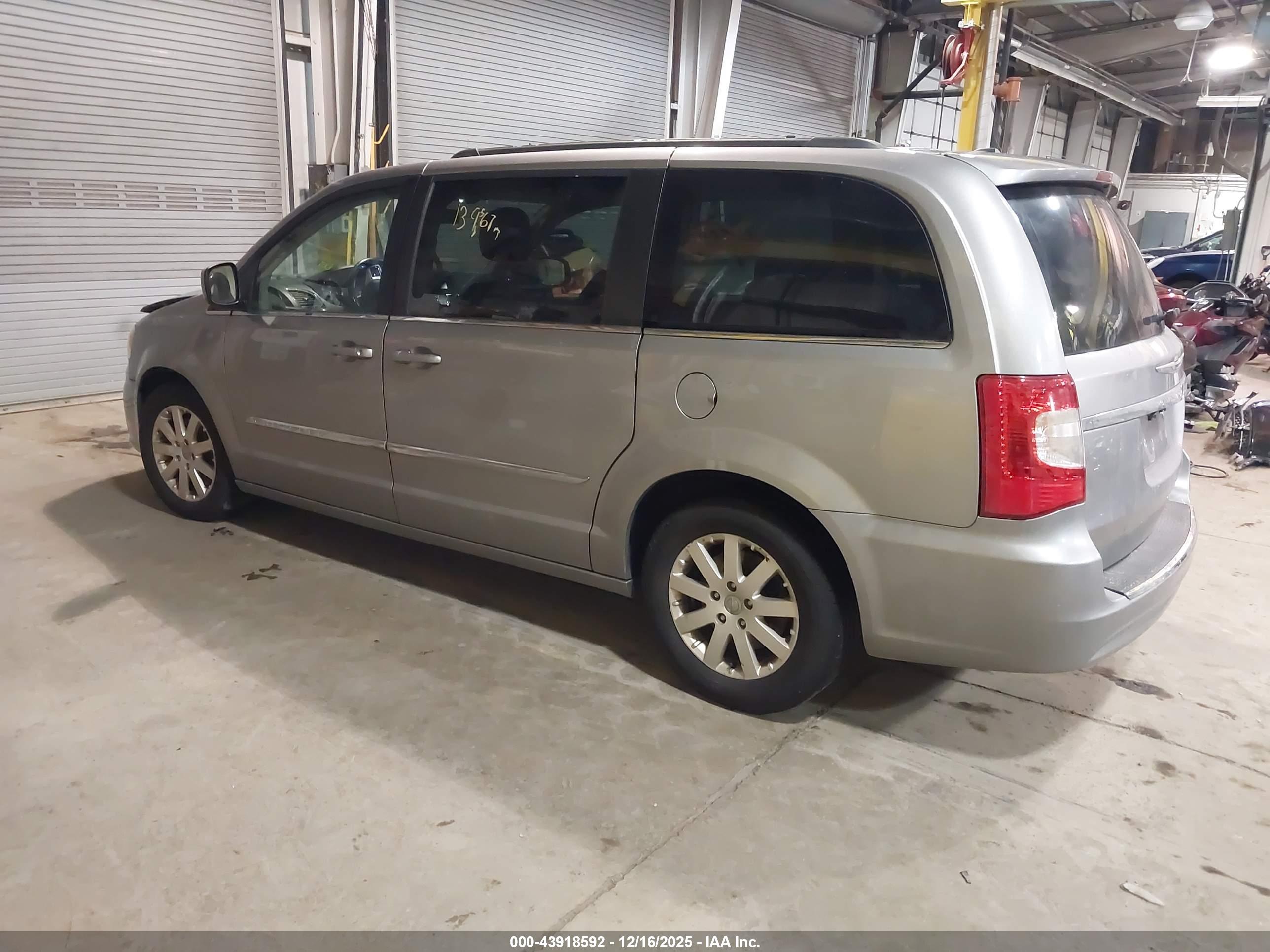CHRYSLER TOWN image 3