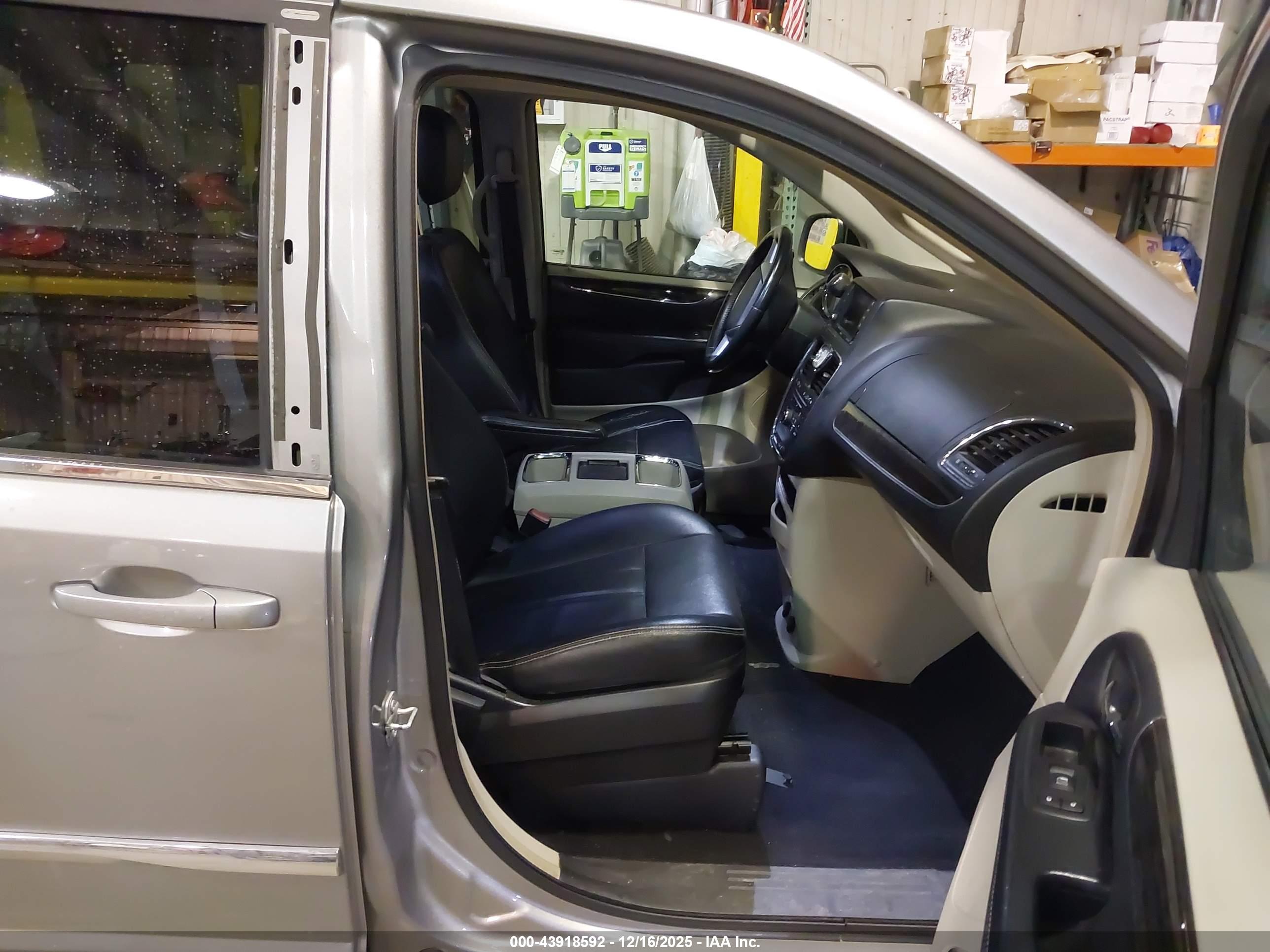 CHRYSLER TOWN image 5