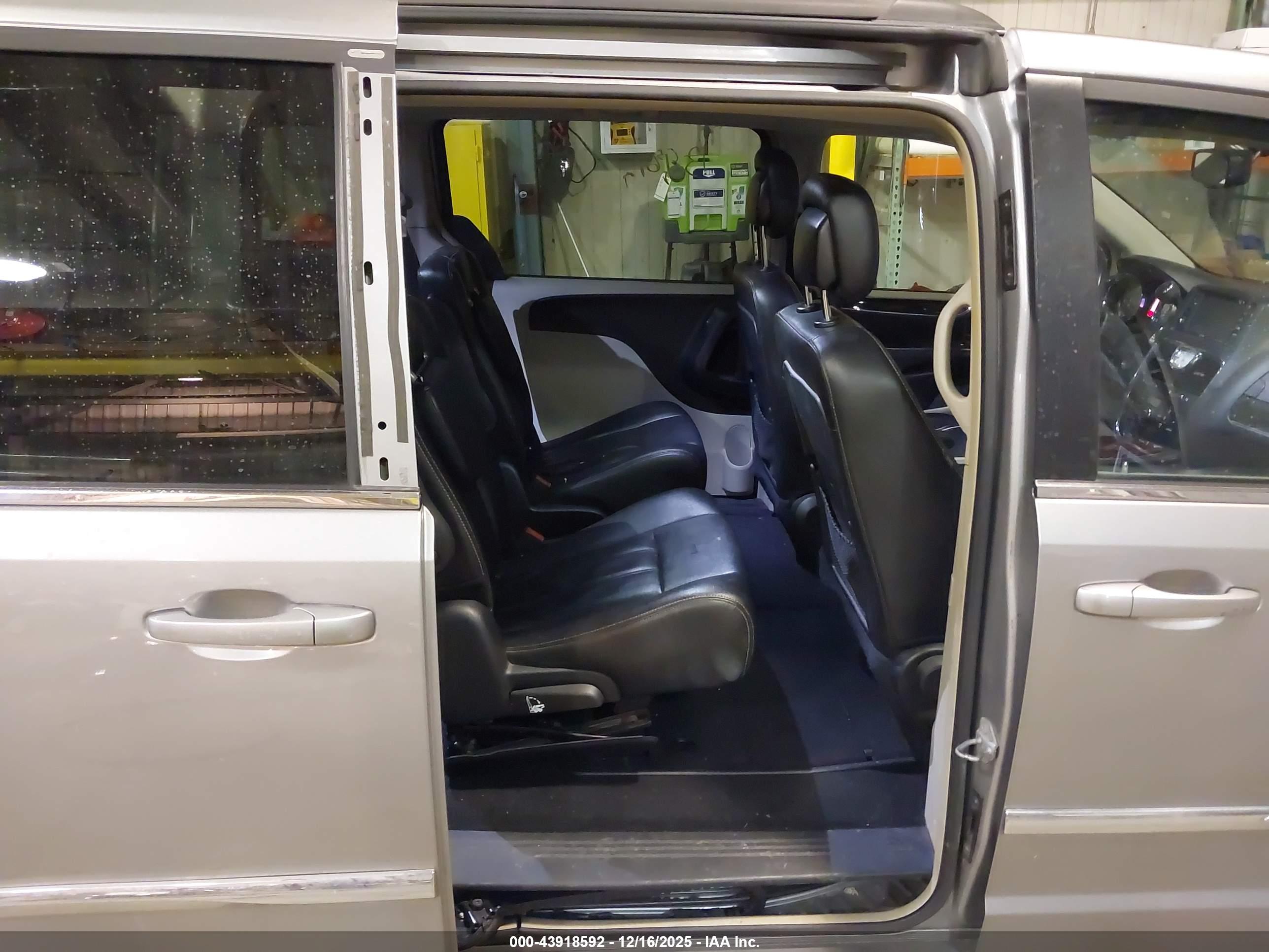 CHRYSLER TOWN image 8