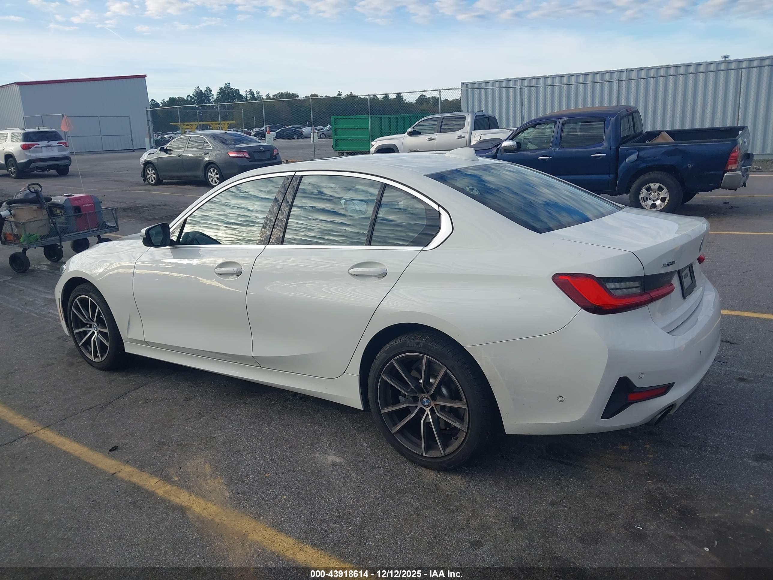 BMW 330I image 3