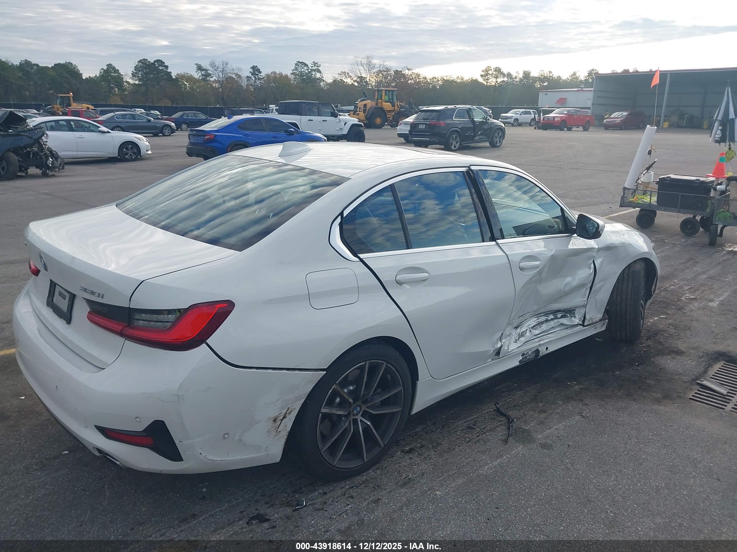 BMW 330I image 4