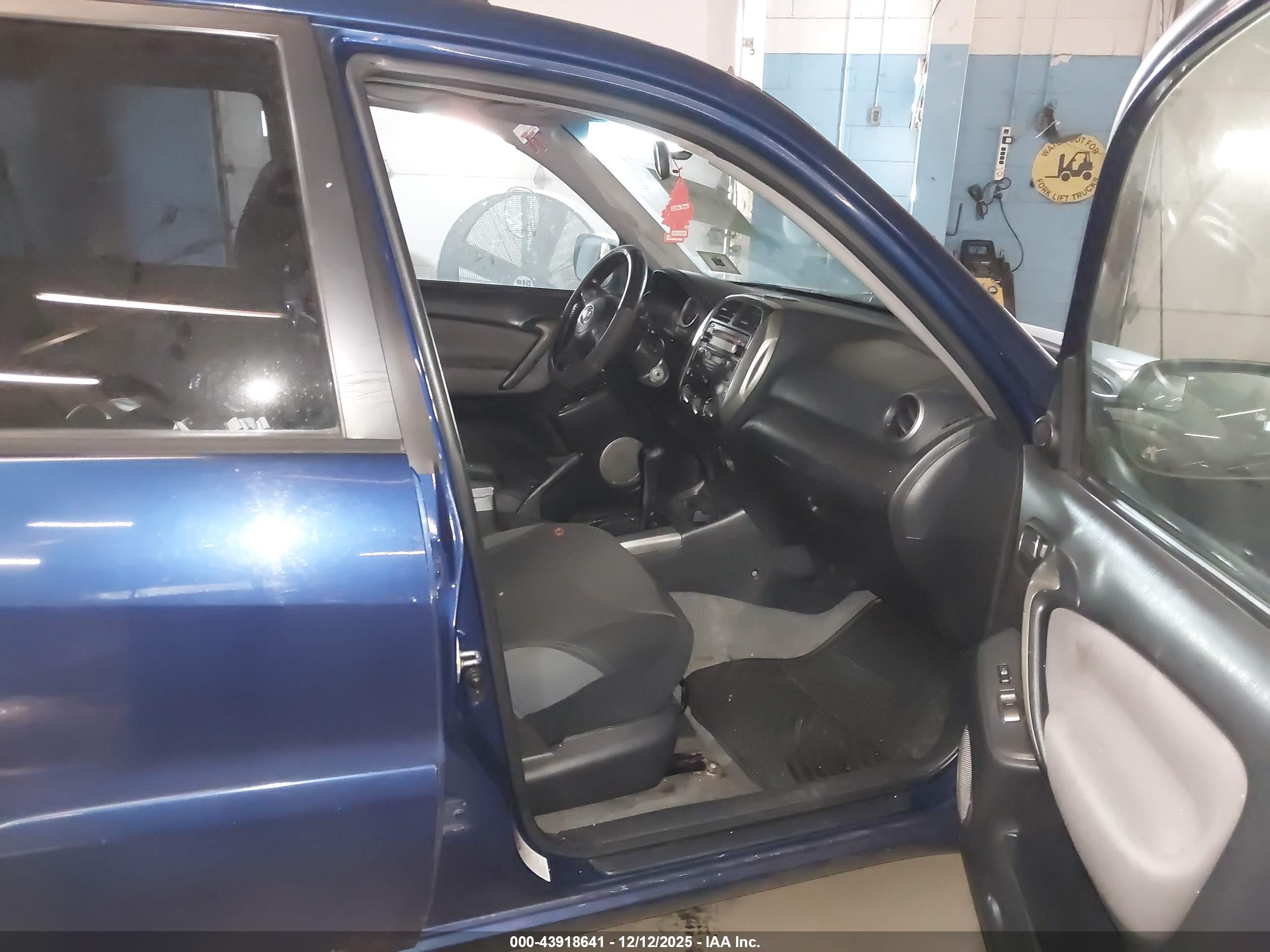 TOYOTA RAV4 image 5