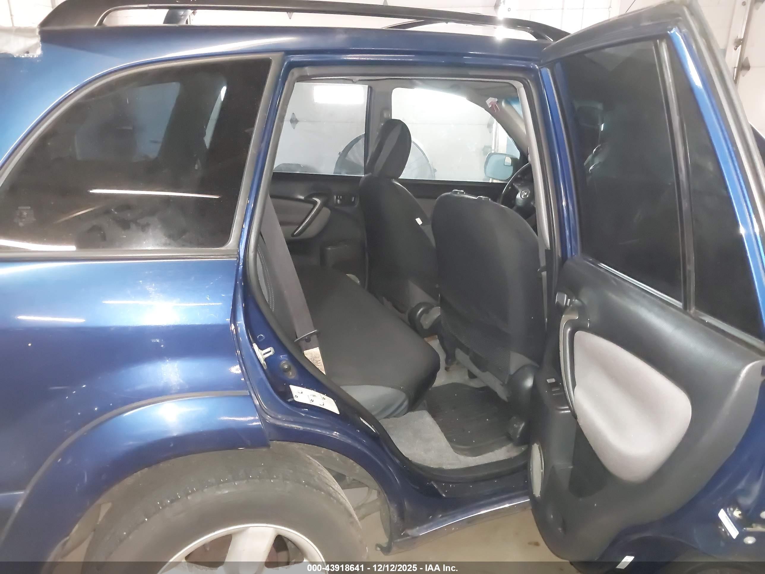 TOYOTA RAV4 image 8