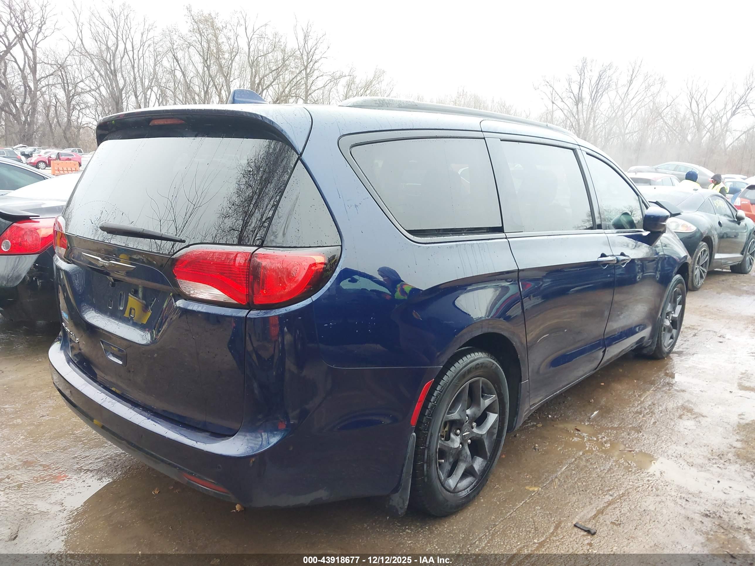 CHRYSLER PACIFICA image 4