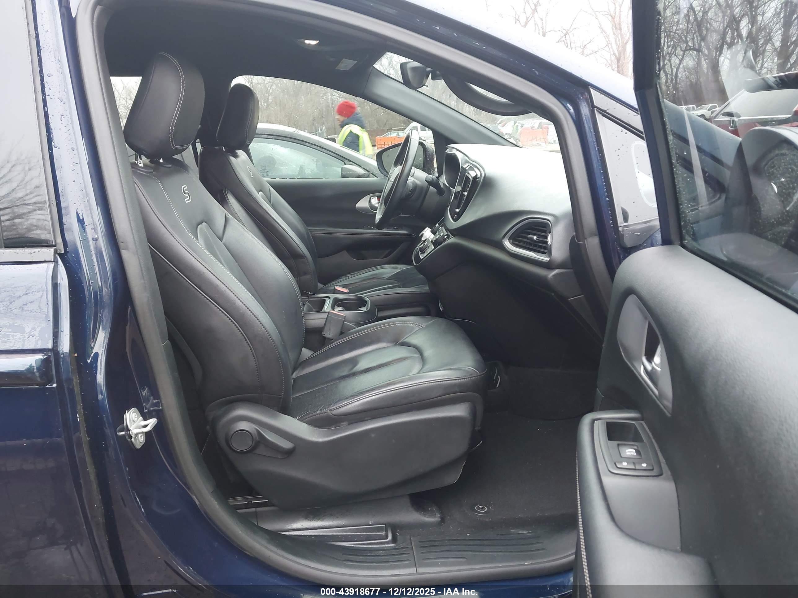 CHRYSLER PACIFICA image 5