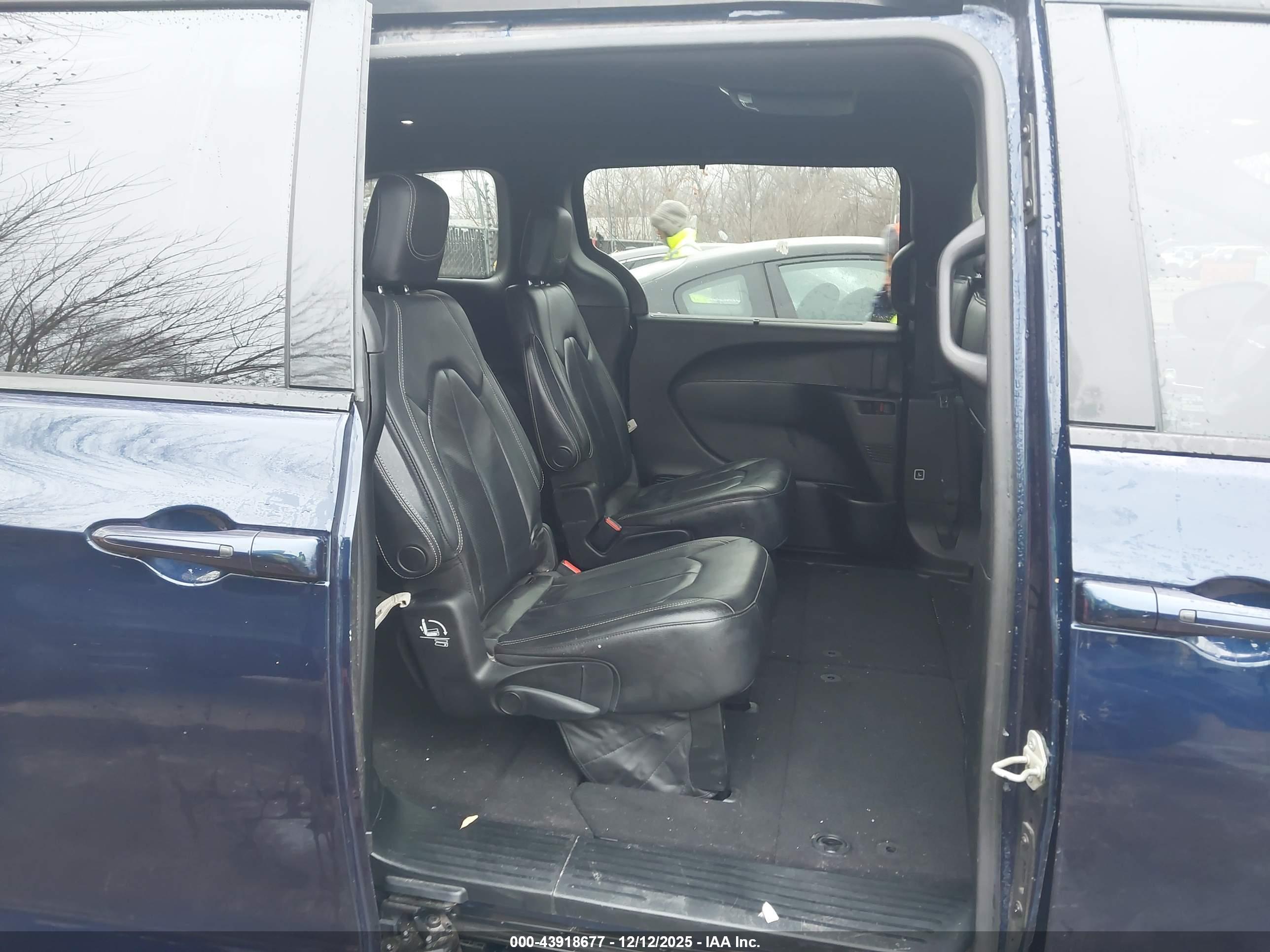 CHRYSLER PACIFICA image 8