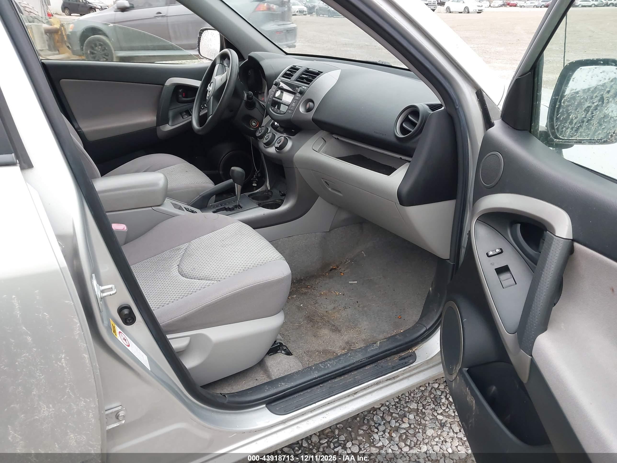 TOYOTA RAV4 image 5