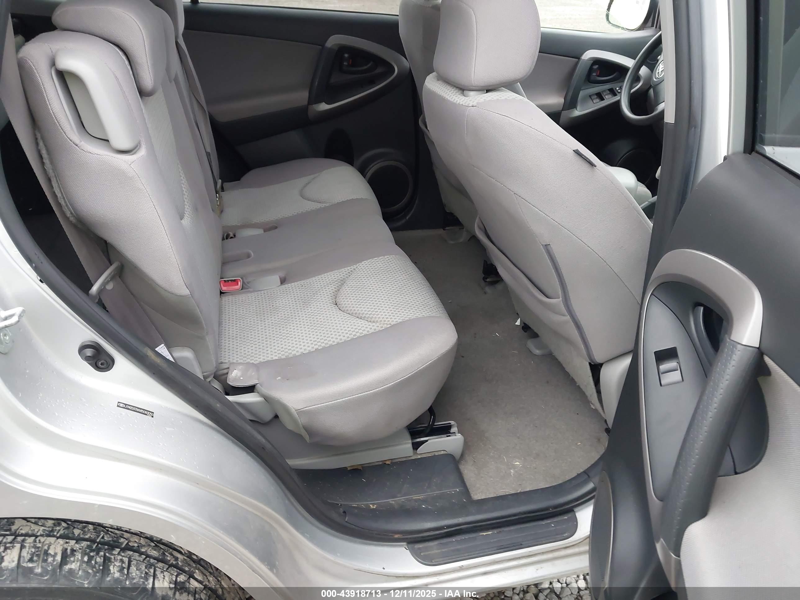 TOYOTA RAV4 image 8