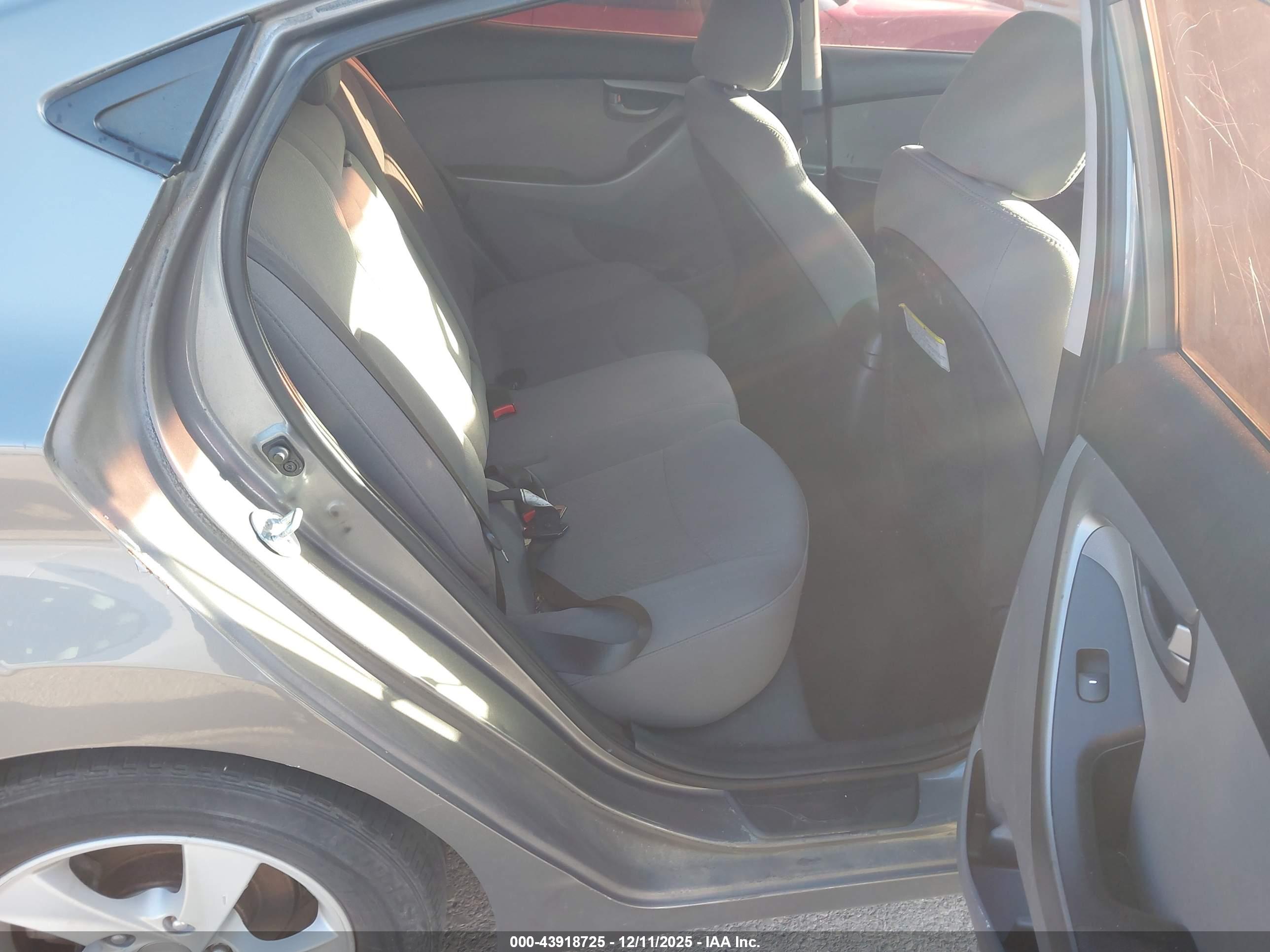 HYUNDAI ELANTRA image 8