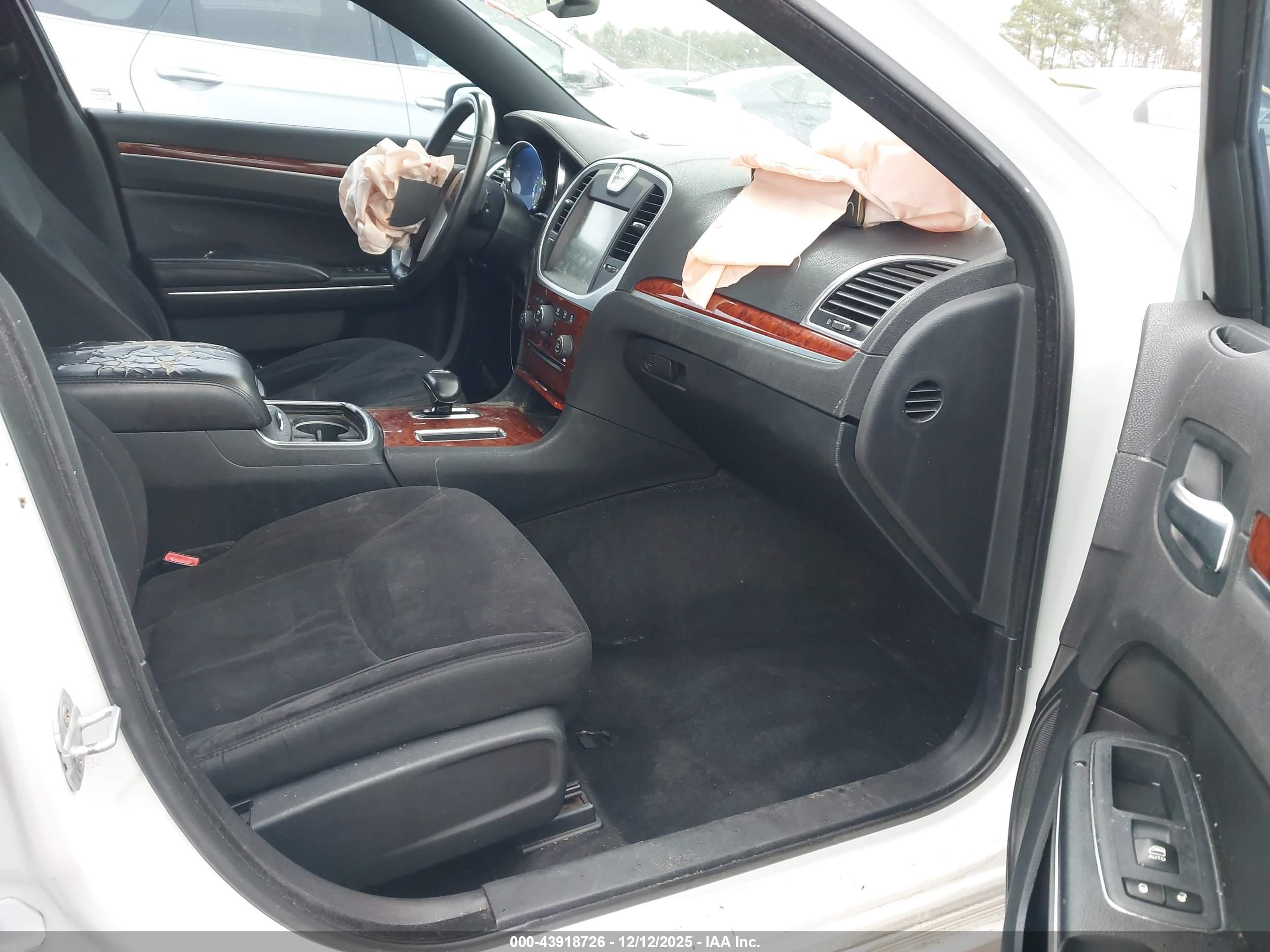 CHRYSLER 300 image 5