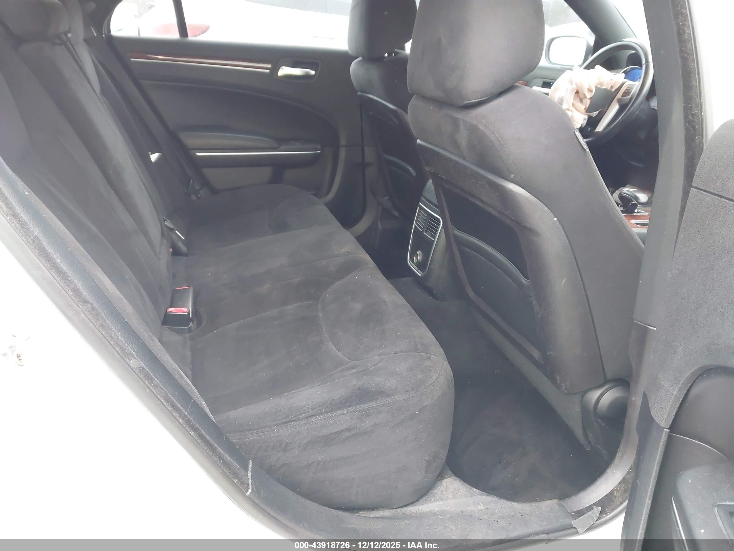 CHRYSLER 300 image 8