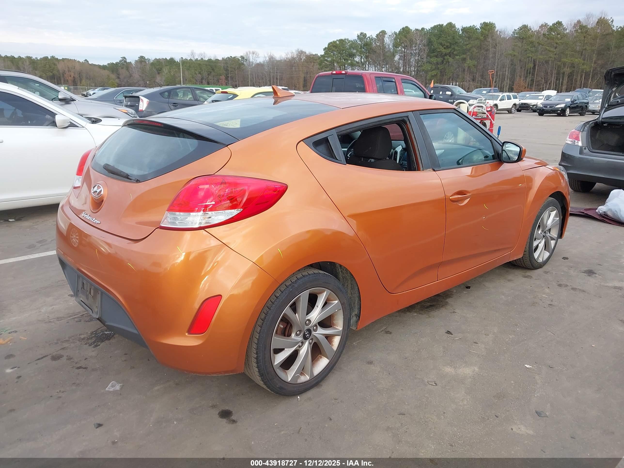 HYUNDAI VELOSTER image 4