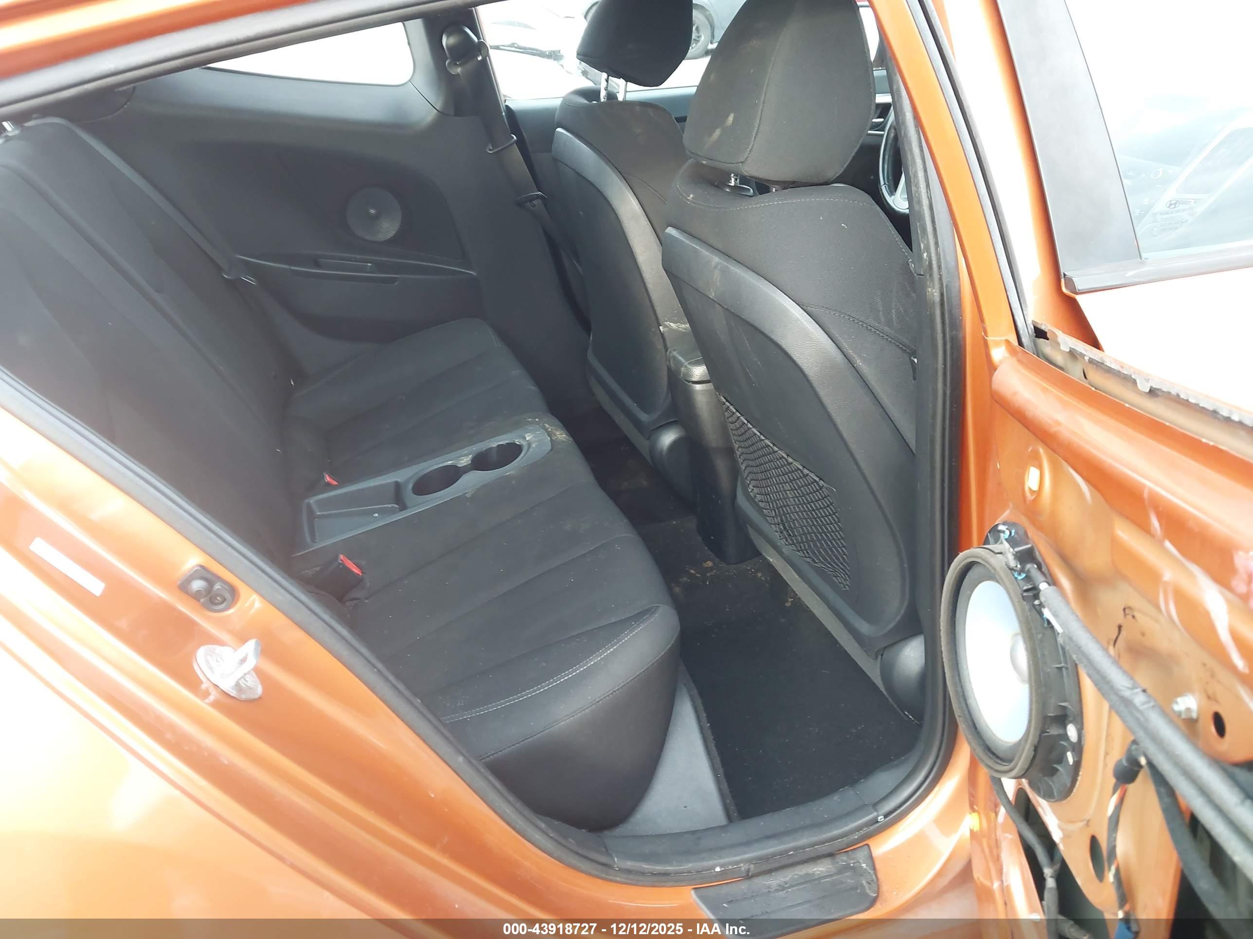 HYUNDAI VELOSTER image 8
