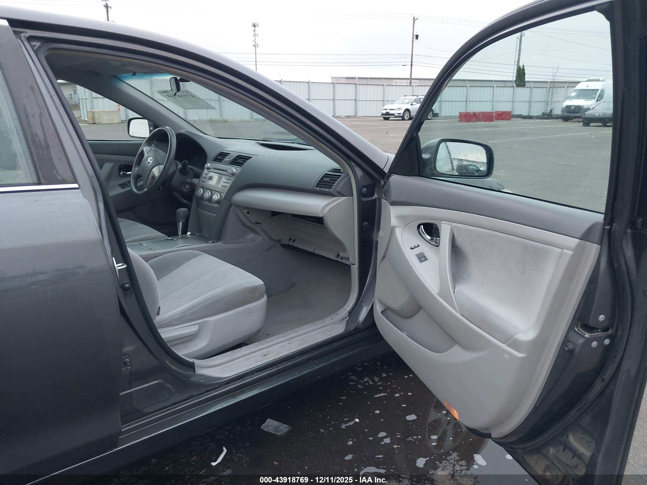 TOYOTA CAMRY image 5