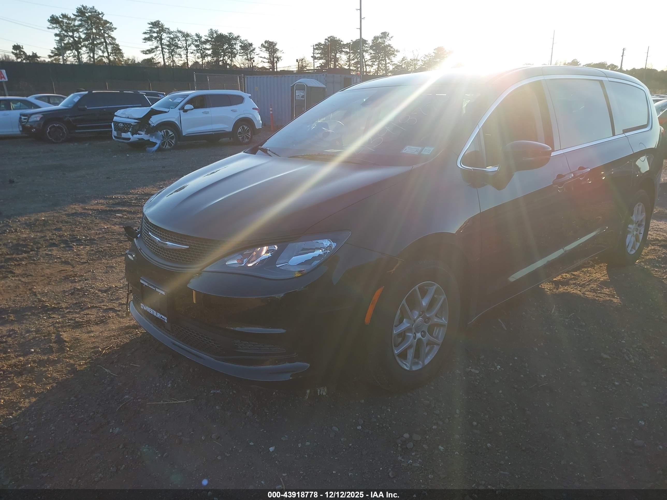 CHRYSLER VOYAGER image 2
