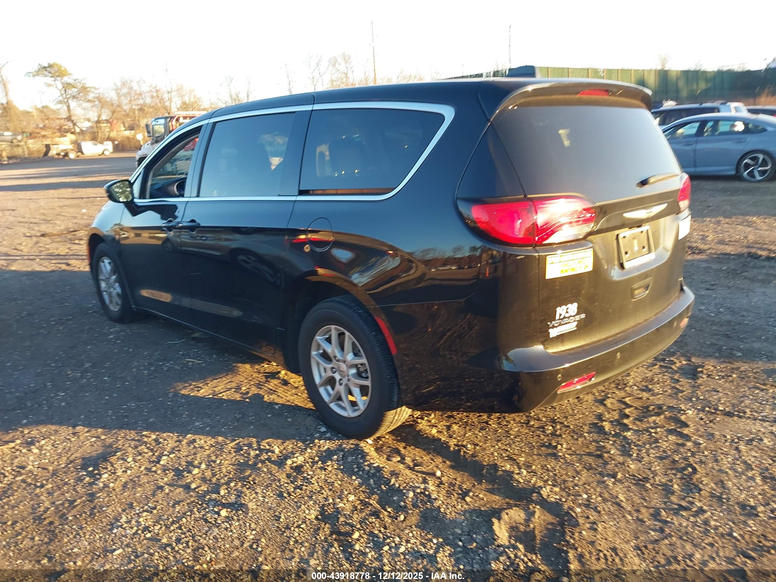 CHRYSLER VOYAGER image 3
